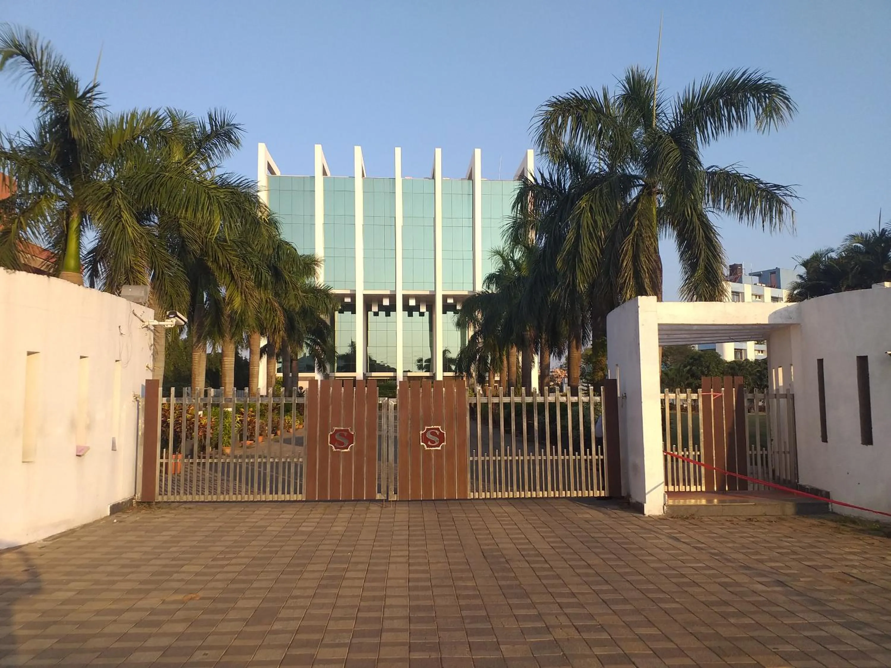 Facade/entrance in Hotel Sandy's Tower