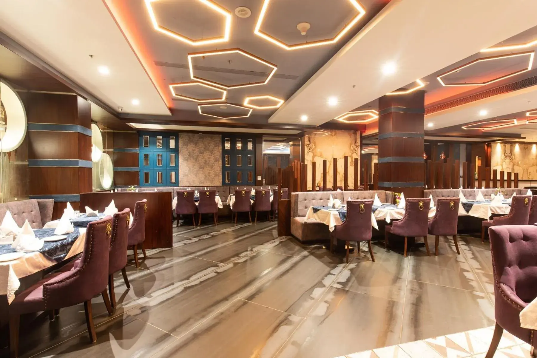 Restaurant/places to eat in Hotel Sandy's Tower Restaurant/places to eat in Hotel Sandy's Tower