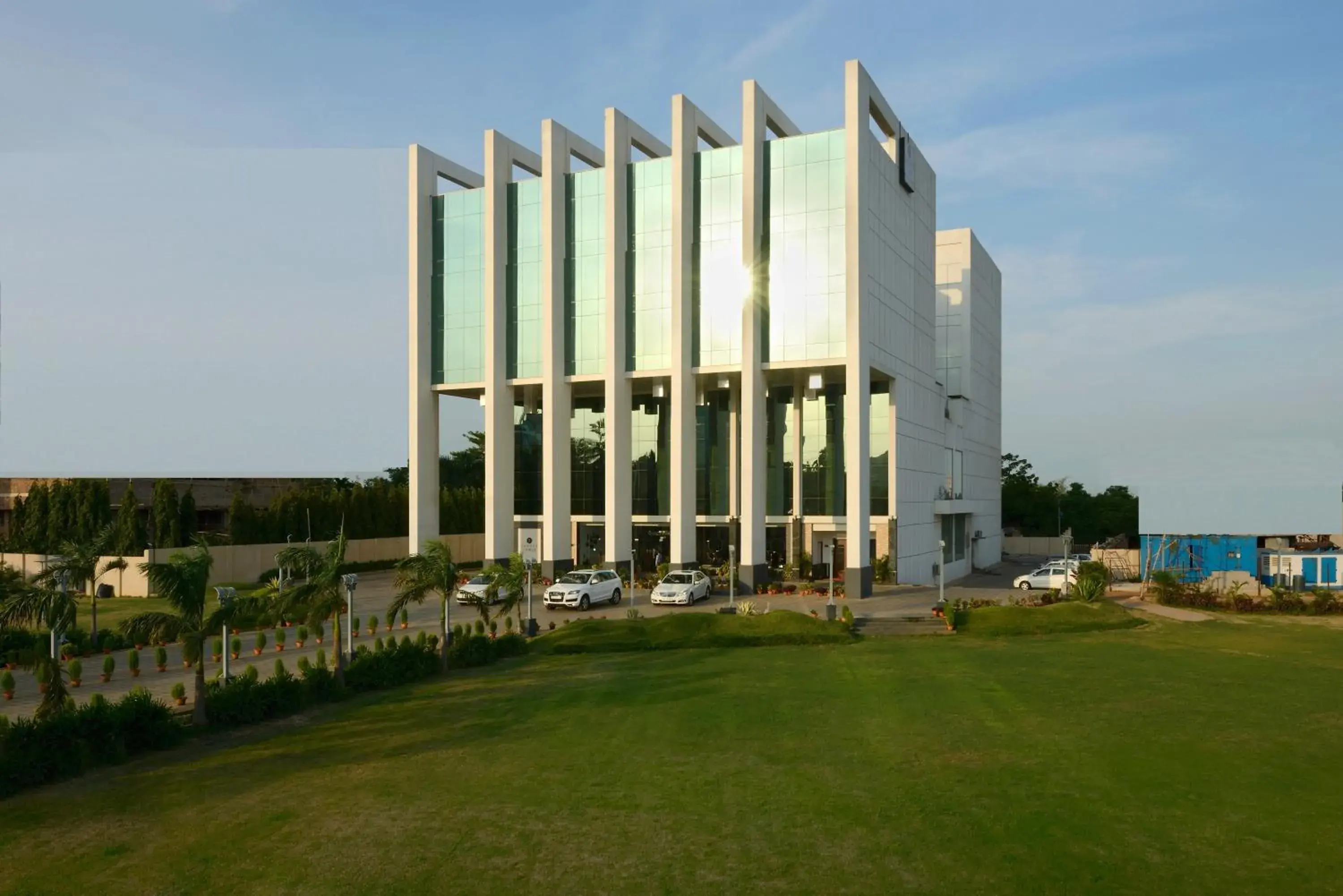 Facade/entrance in Hotel Sandy's Tower Facade/entrance in Hotel Sandy's Tower