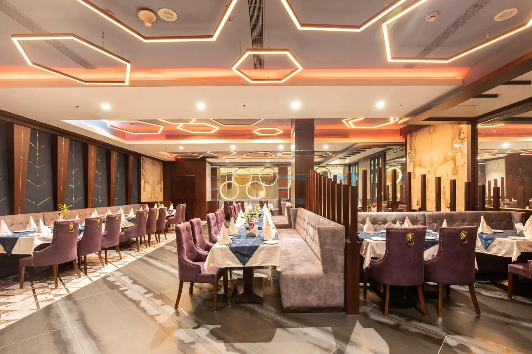 Restaurant/places to eat in Hotel Sandy's Tower Restaurant/places to eat in Hotel Sandy's Tower