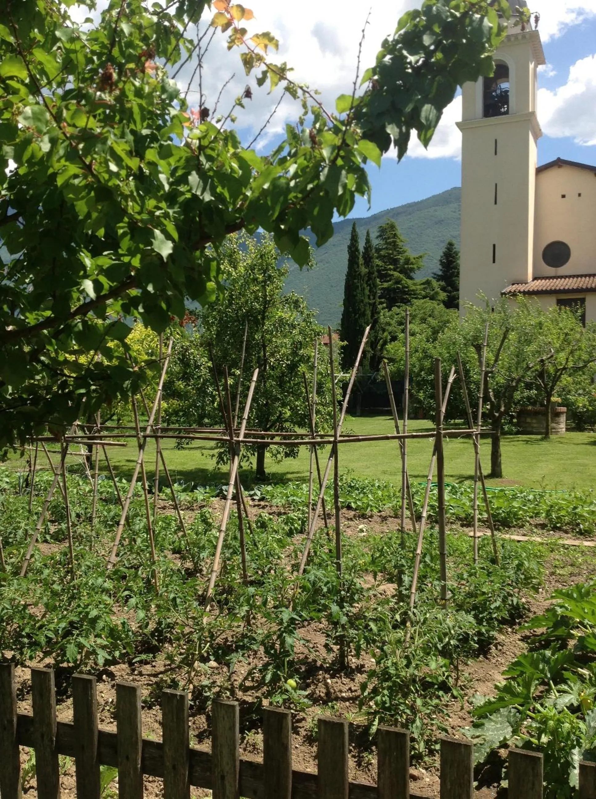 Restaurant/places to eat in Le Servite Apartments