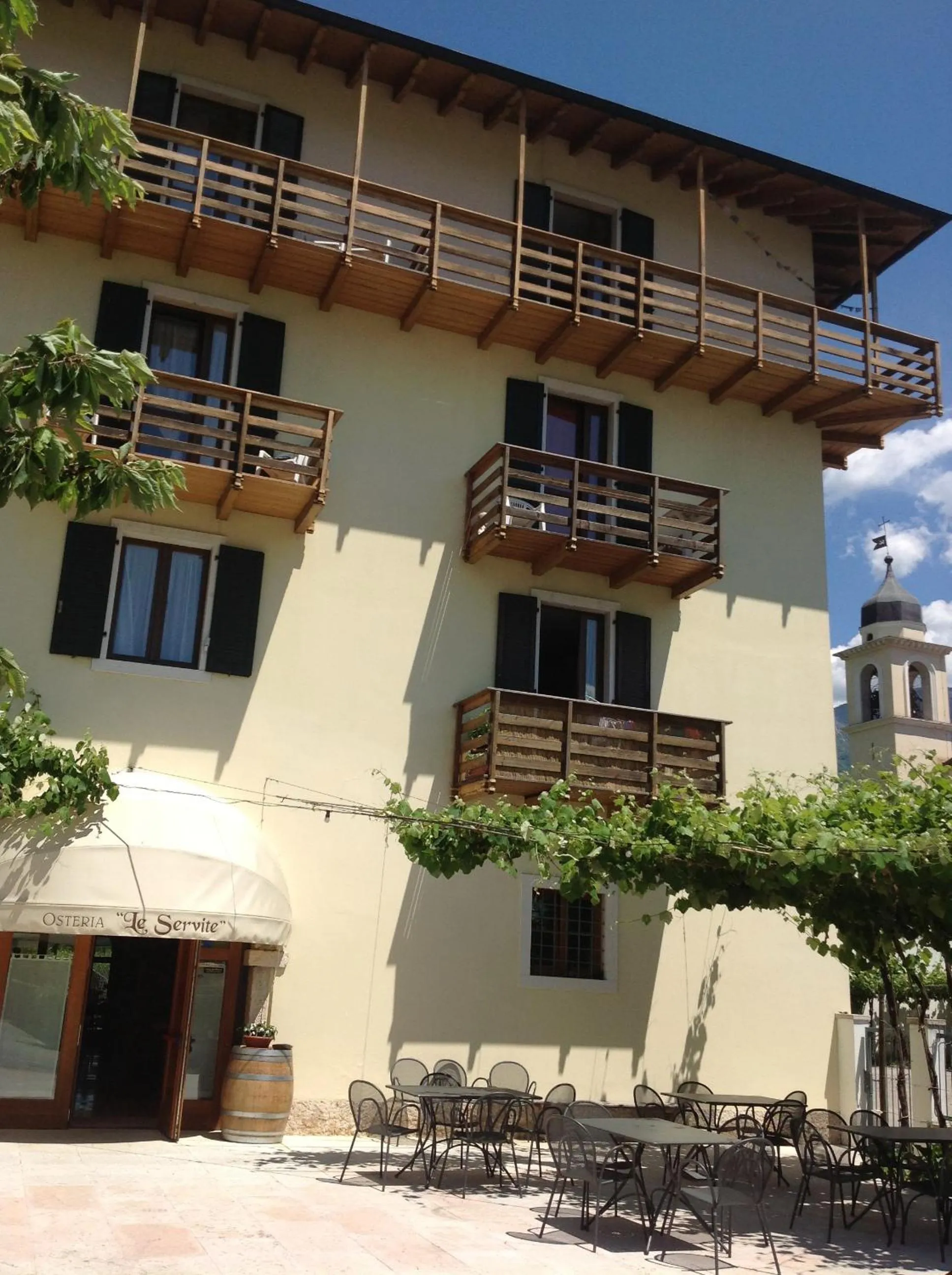 Restaurant/places to eat in Le Servite Apartments