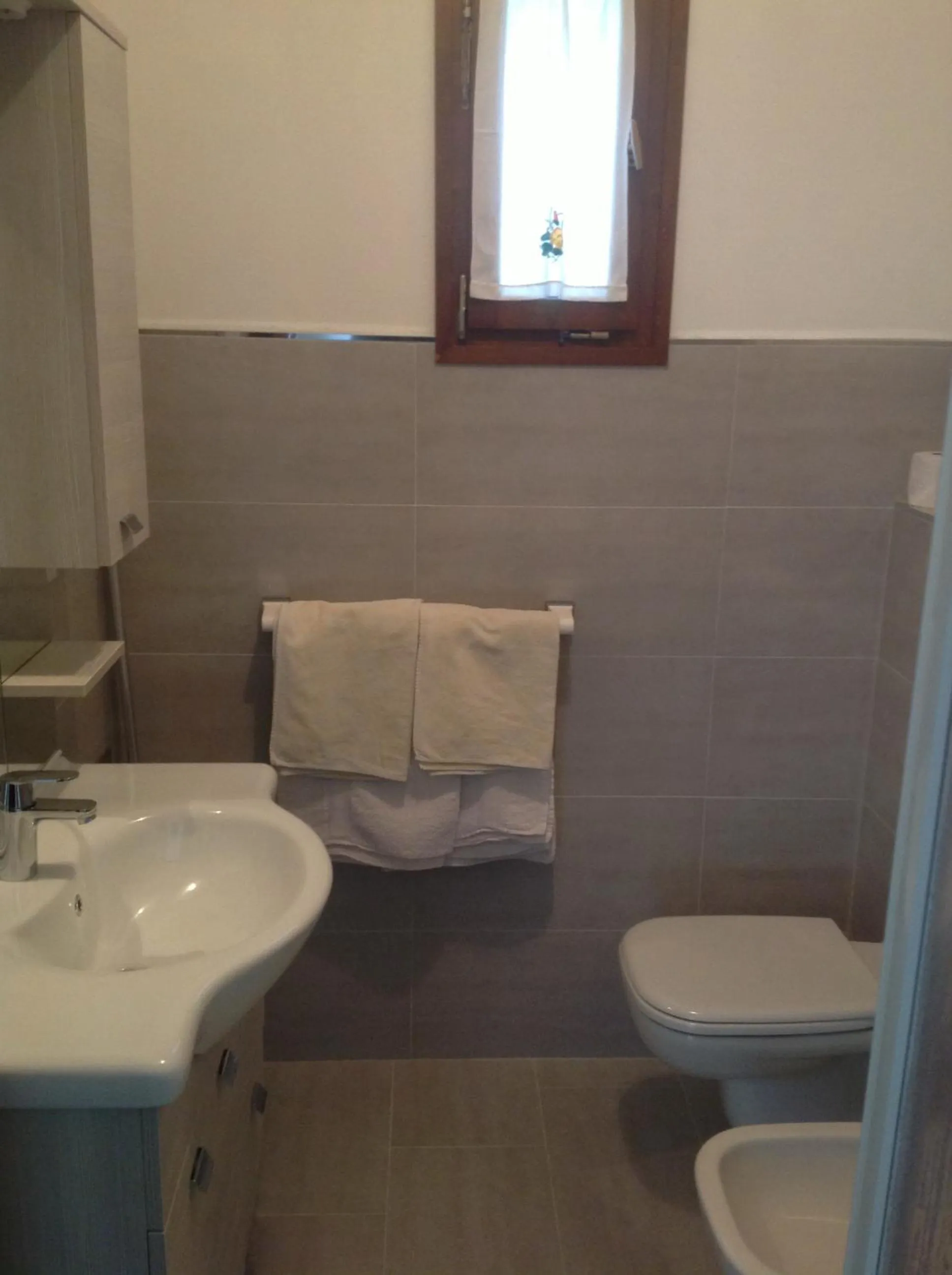 Shower in Le Servite Apartments