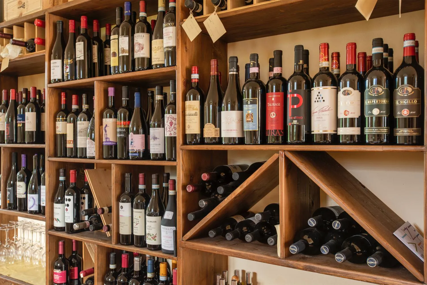 Restaurant/places to eat in Le Servite Apartments