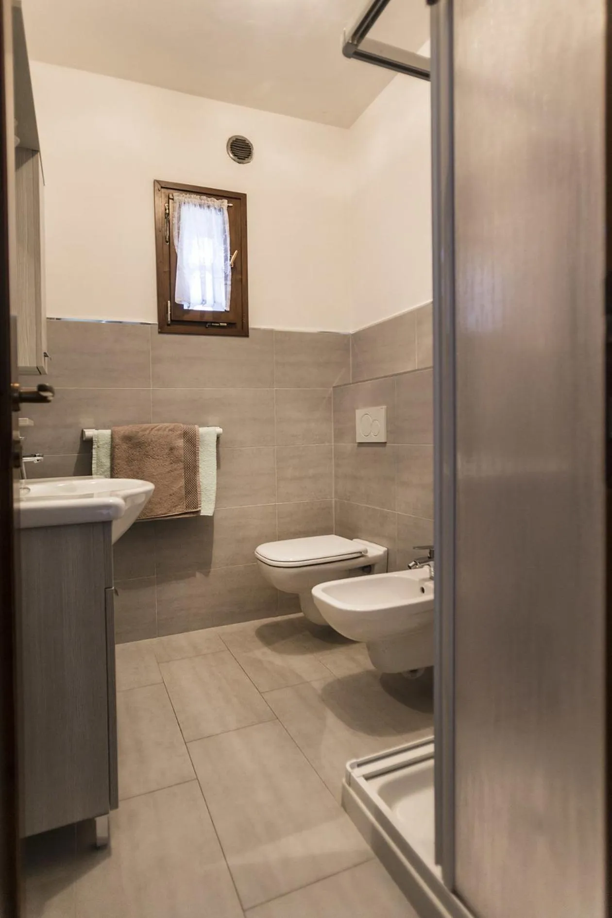 Shower in Le Servite Apartments