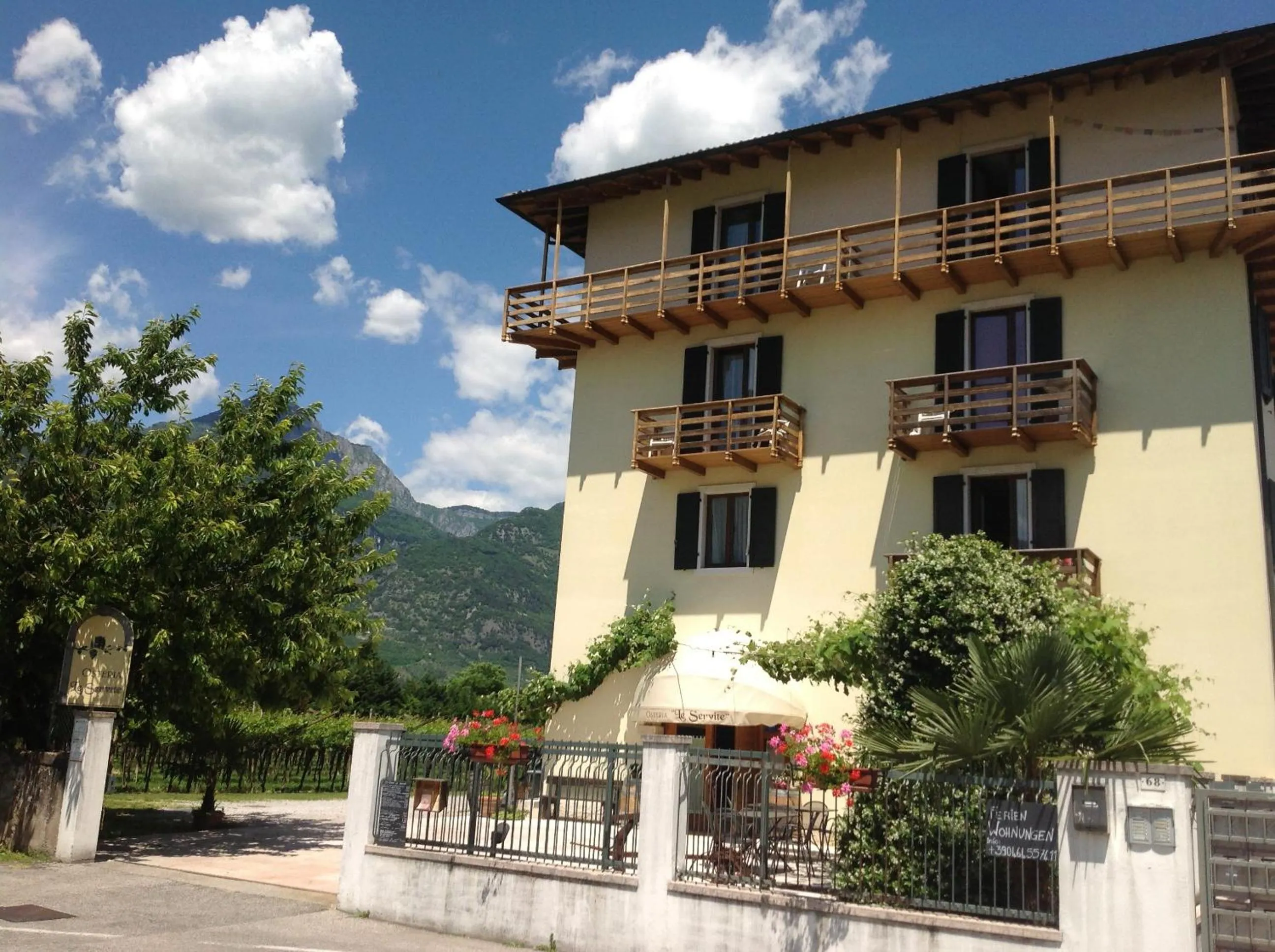 Facade/entrance in Le Servite Apartments