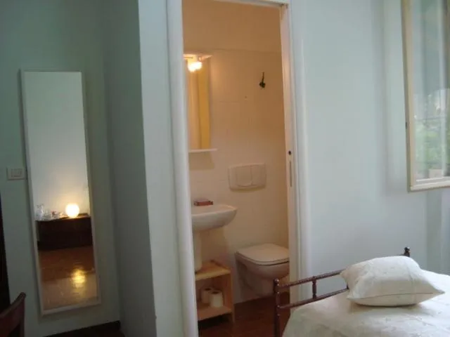 Decorative detail in B&B Cherry En Rose