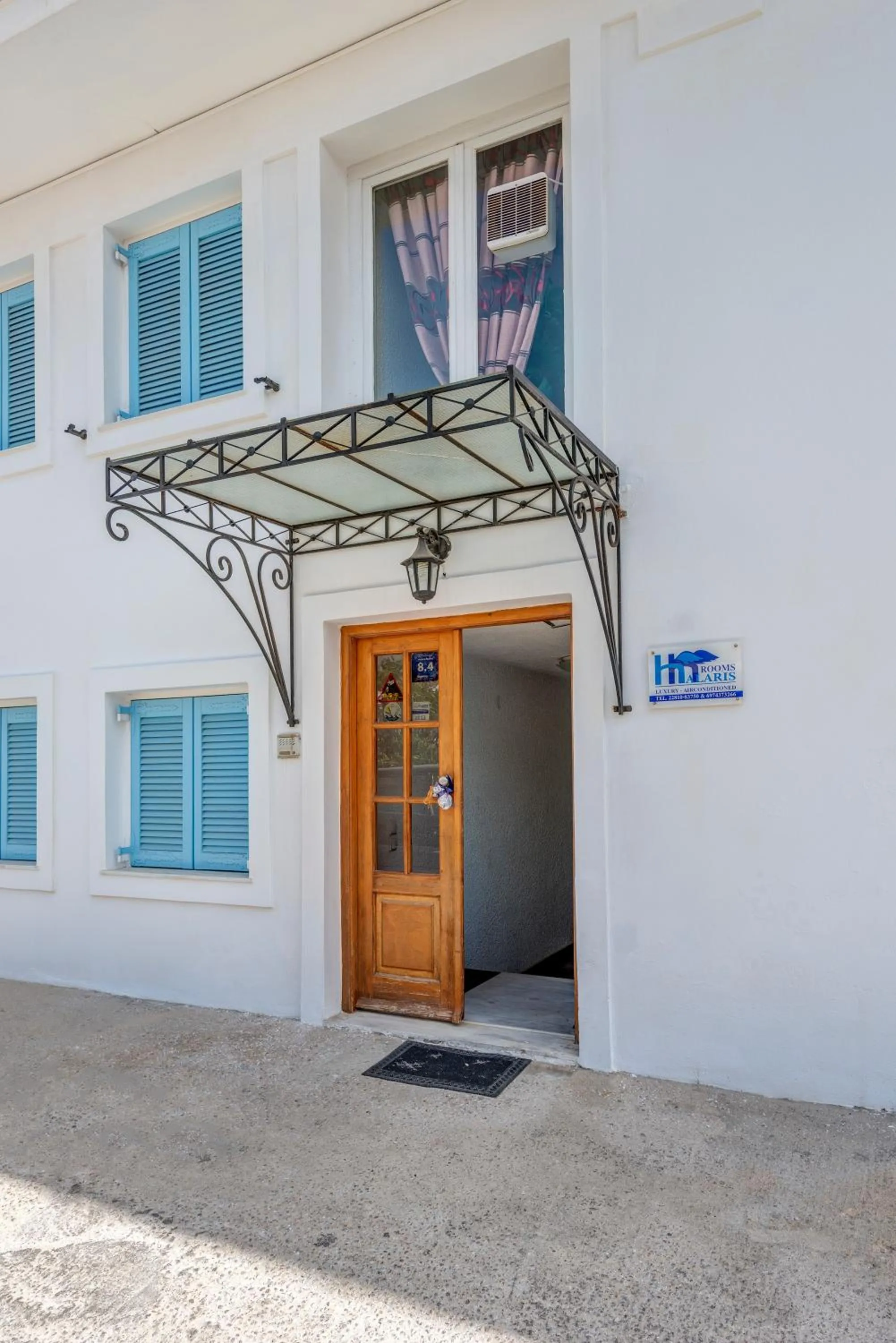Facade/entrance in Halaris Rooms
