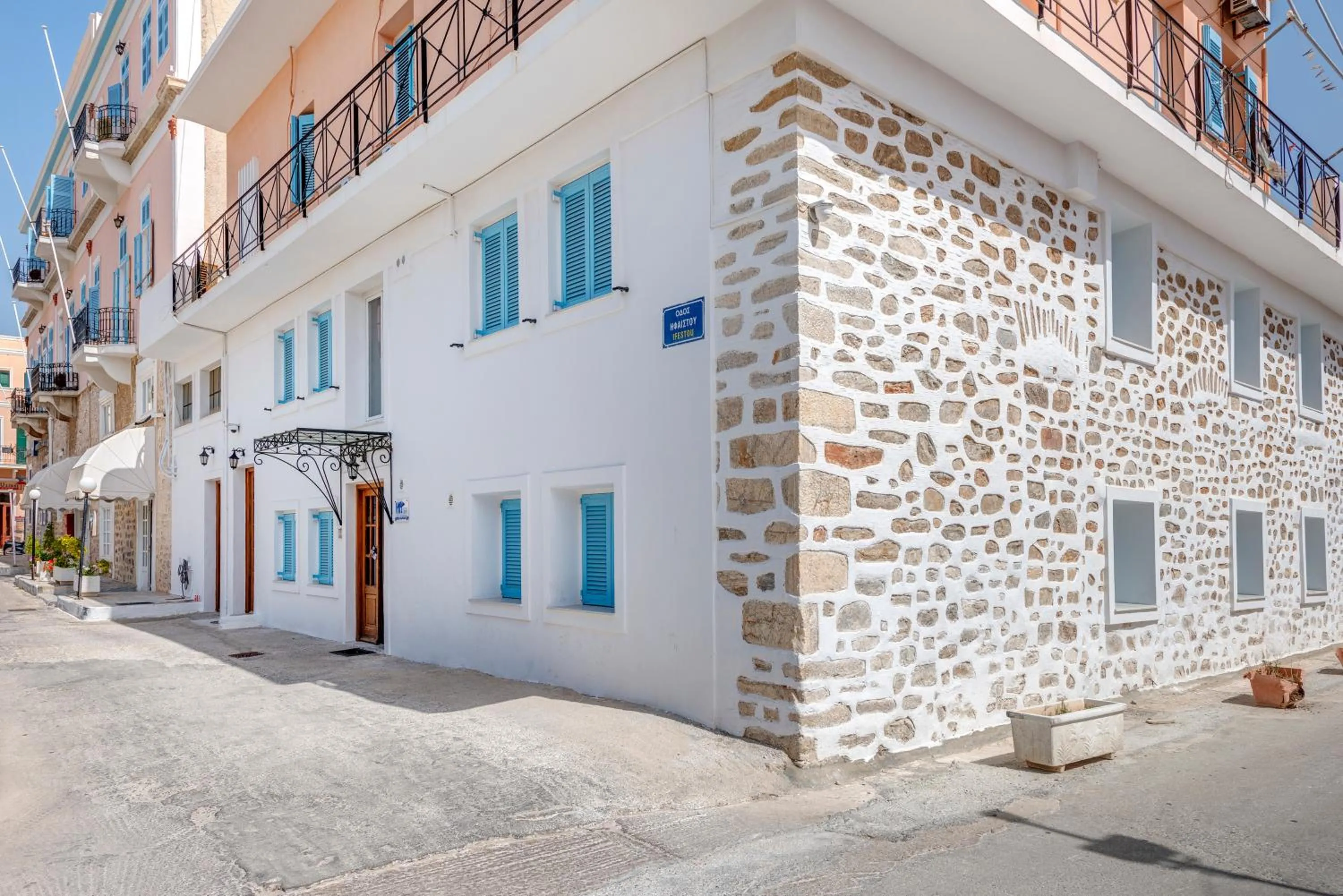 Facade/entrance in Halaris Rooms