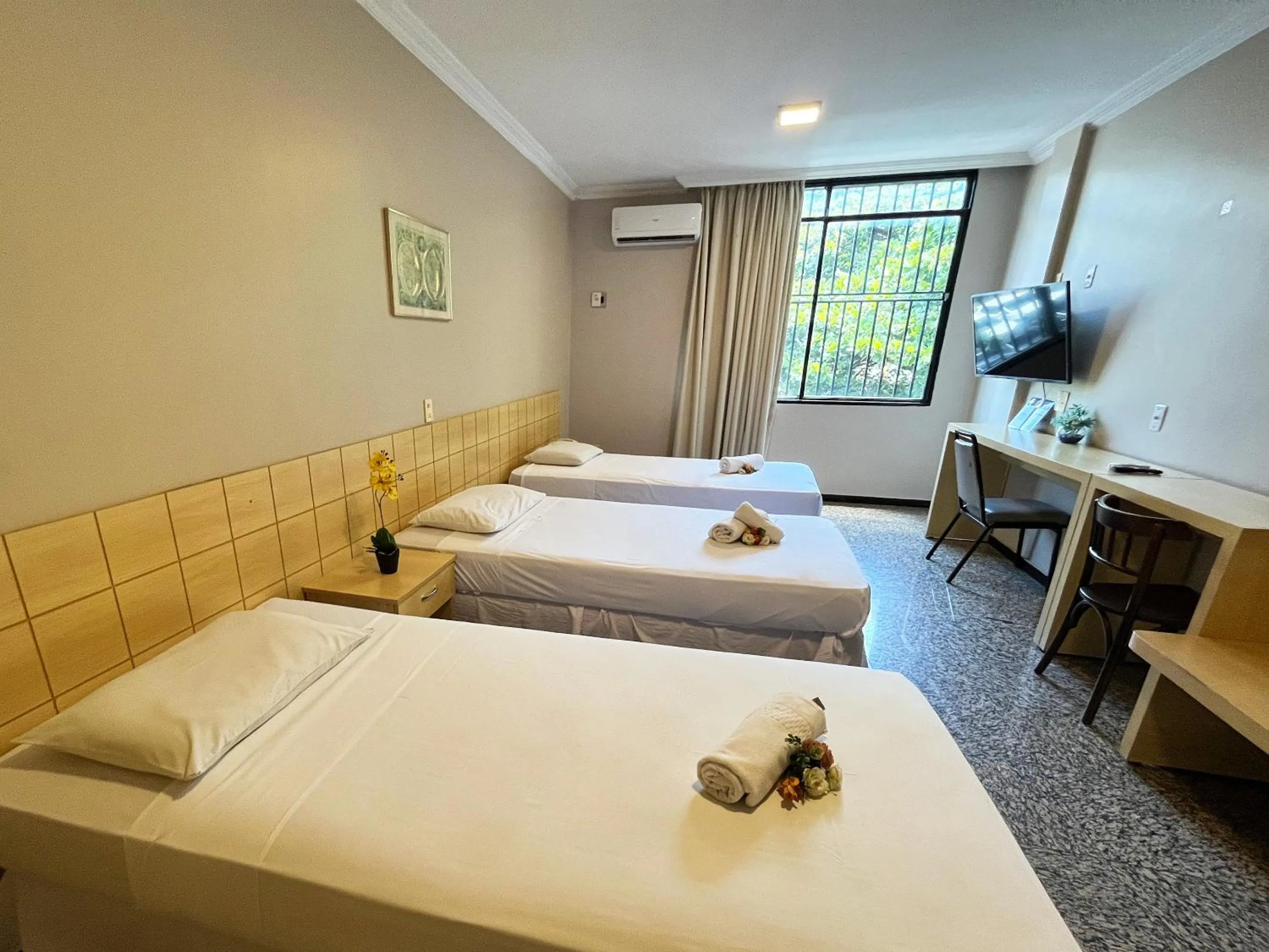 Bed in Hotel Diplomat by Bsb Inn