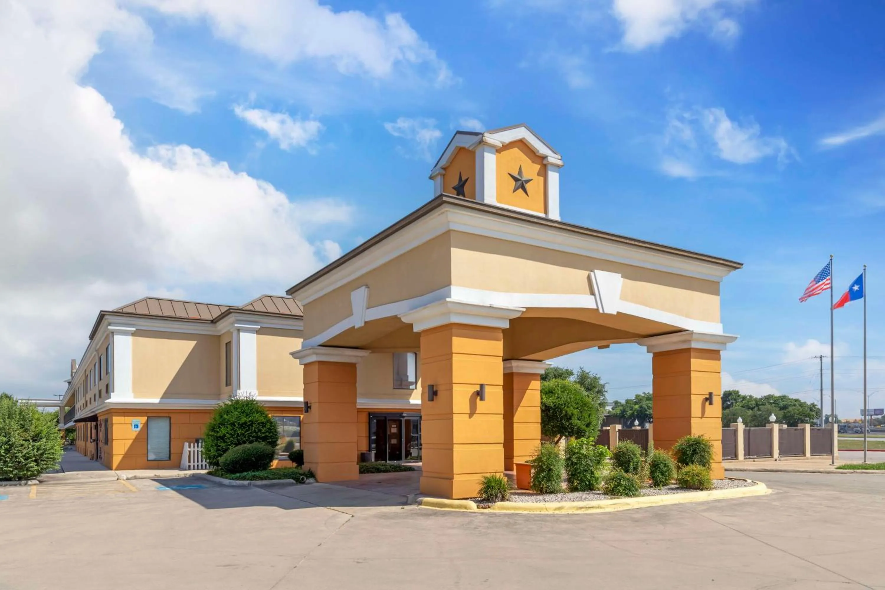 Property building in Best Western Inn & Suites New Braunfels