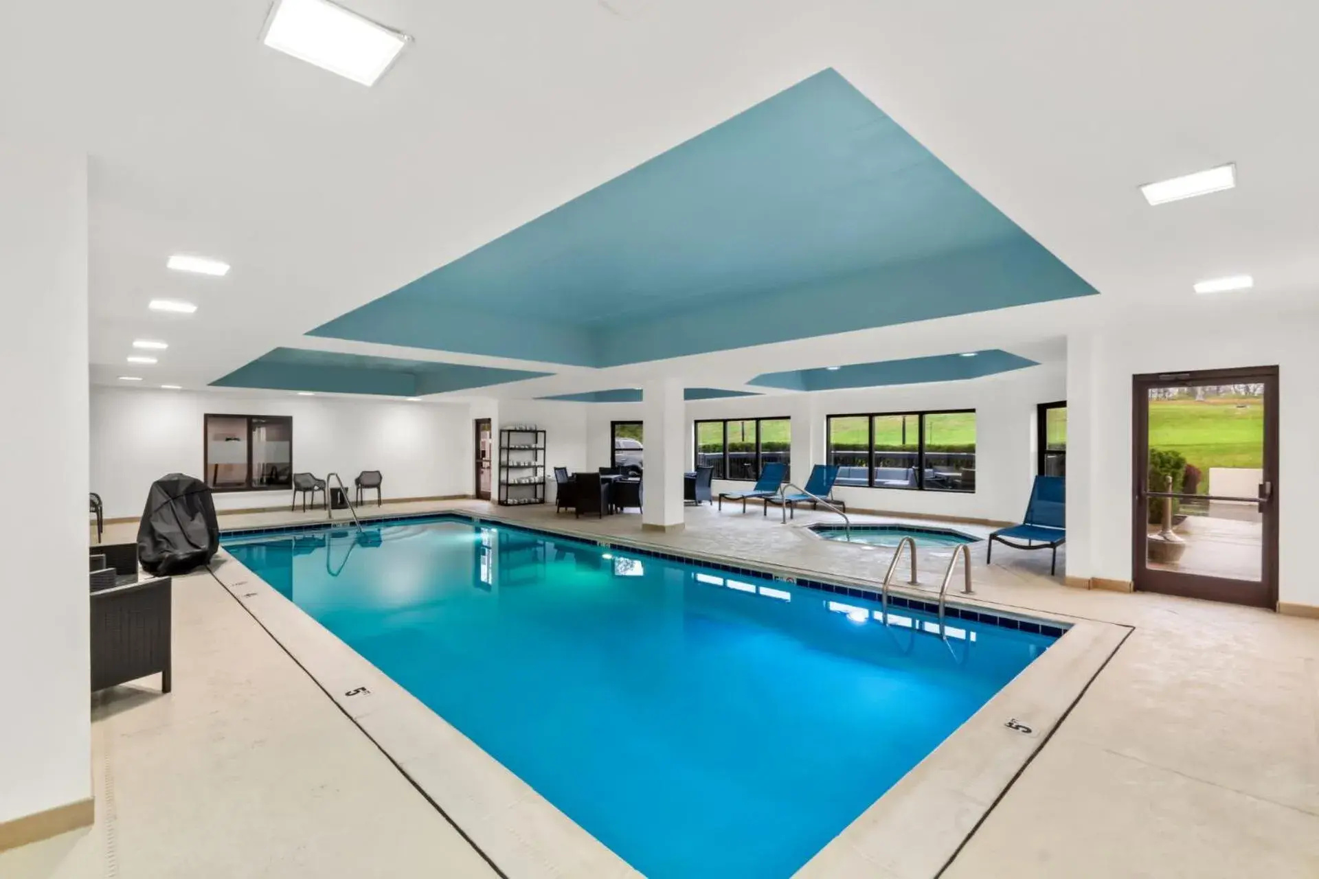 Swimming pool in Hampton Inn Lexington - Georgetown I-75 Swimming pool in Hampton Inn Lexington - Georgetown I-75