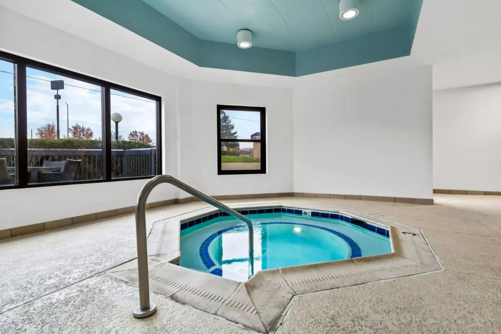 Swimming pool in Hampton Inn Lexington - Georgetown I-75 Swimming pool in Hampton Inn Lexington - Georgetown I-75