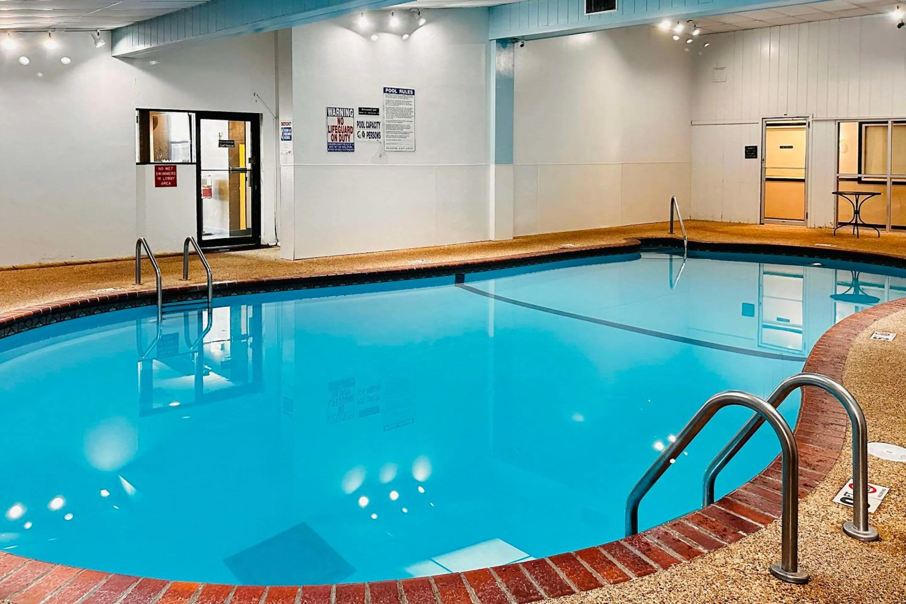 Swimming pool in Quality Inn St Paul-Minneapolis-Midway