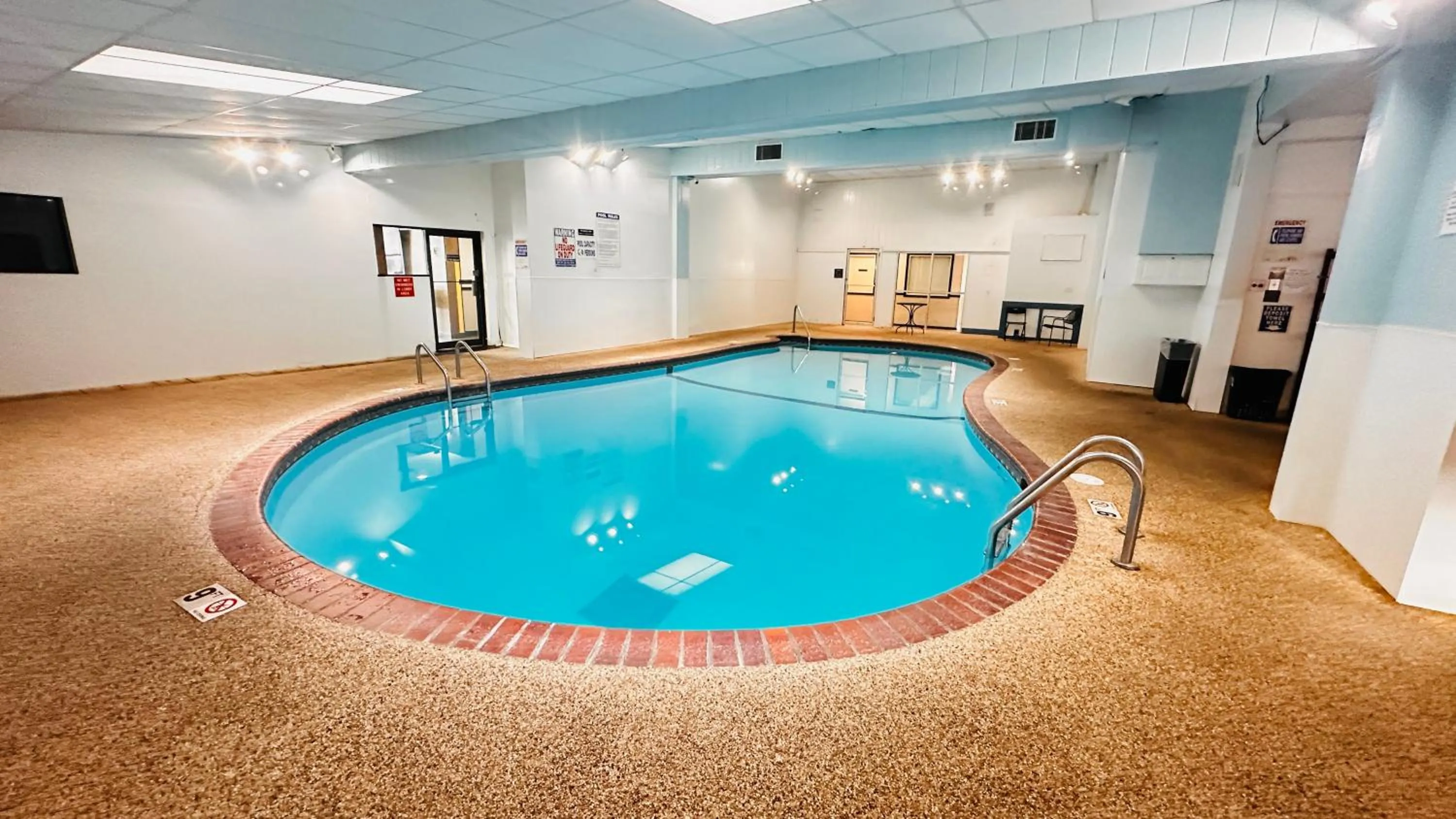 Swimming pool in Quality Inn St Paul-Minneapolis-Midway