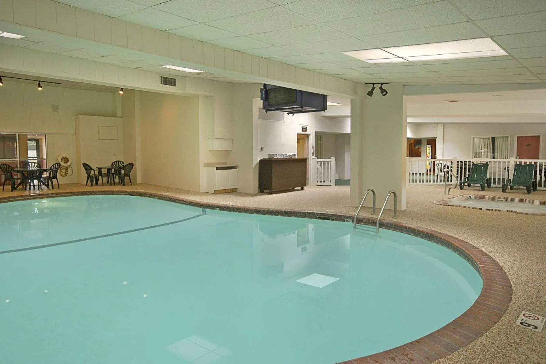 Swimming pool in Quality Inn St Paul-Minneapolis-Midway