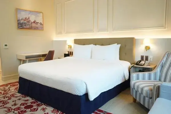 Property building, Bed in The Monarch Hotel Property building, Bed in The Monarch Hotel