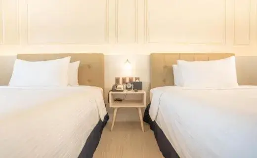 Property building, Bed in The Monarch Hotel Property building, Bed in The Monarch Hotel