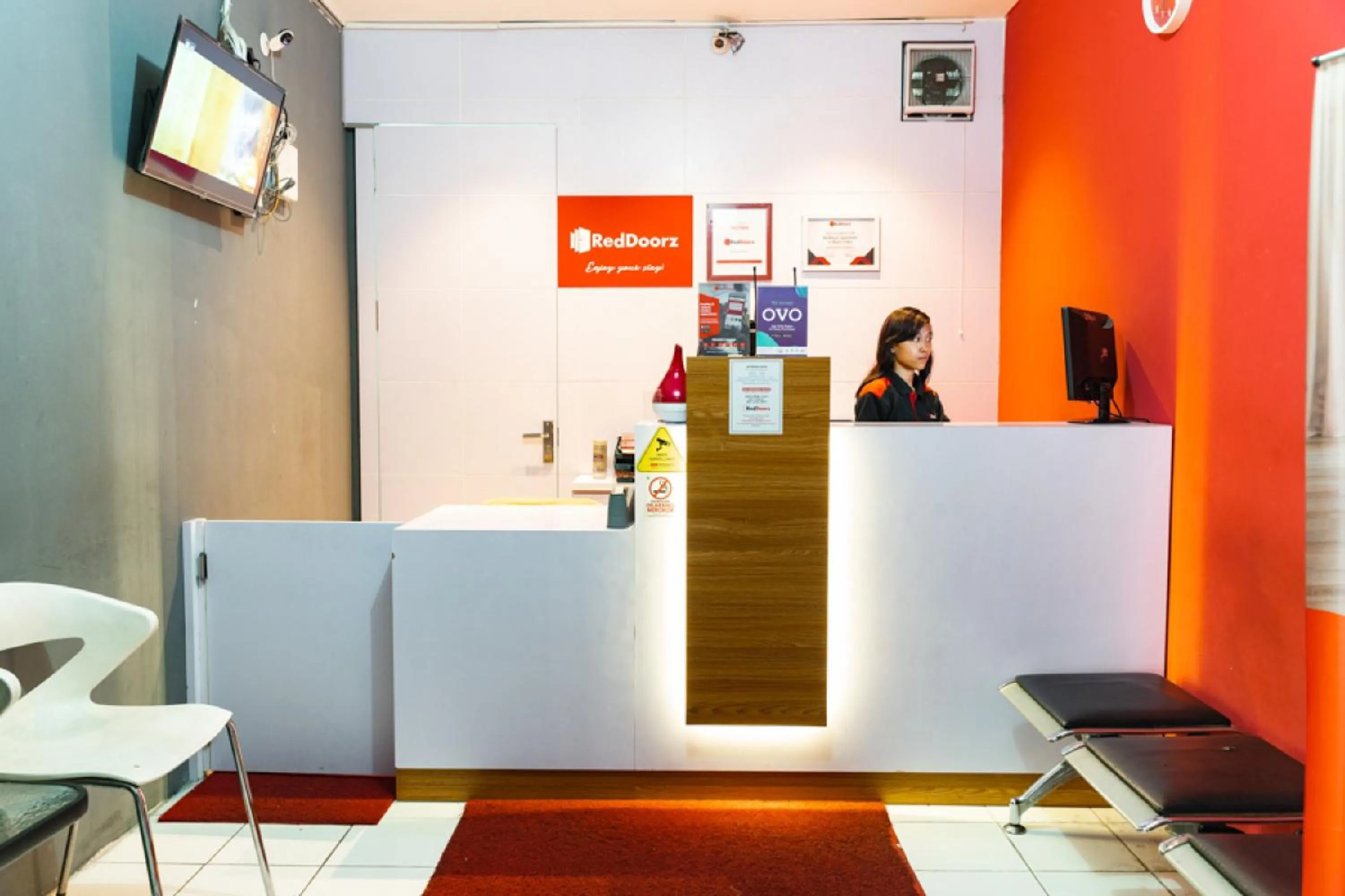 Lobby or reception in RedDoorz Apartment at Bogor Valley