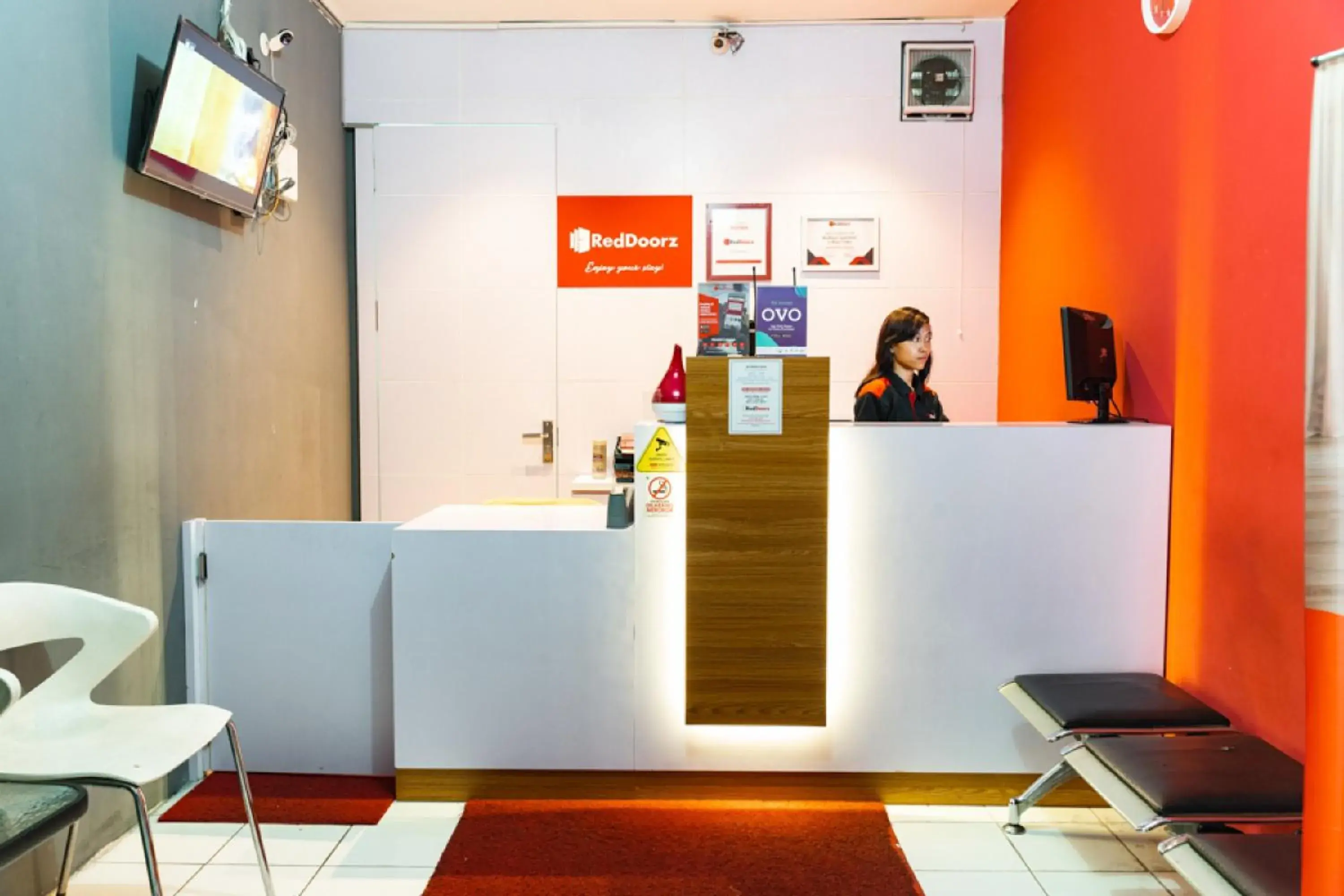 Lobby or reception in RedDoorz Apartment at Bogor Valley Lobby or reception in RedDoorz Apartment at Bogor Valley