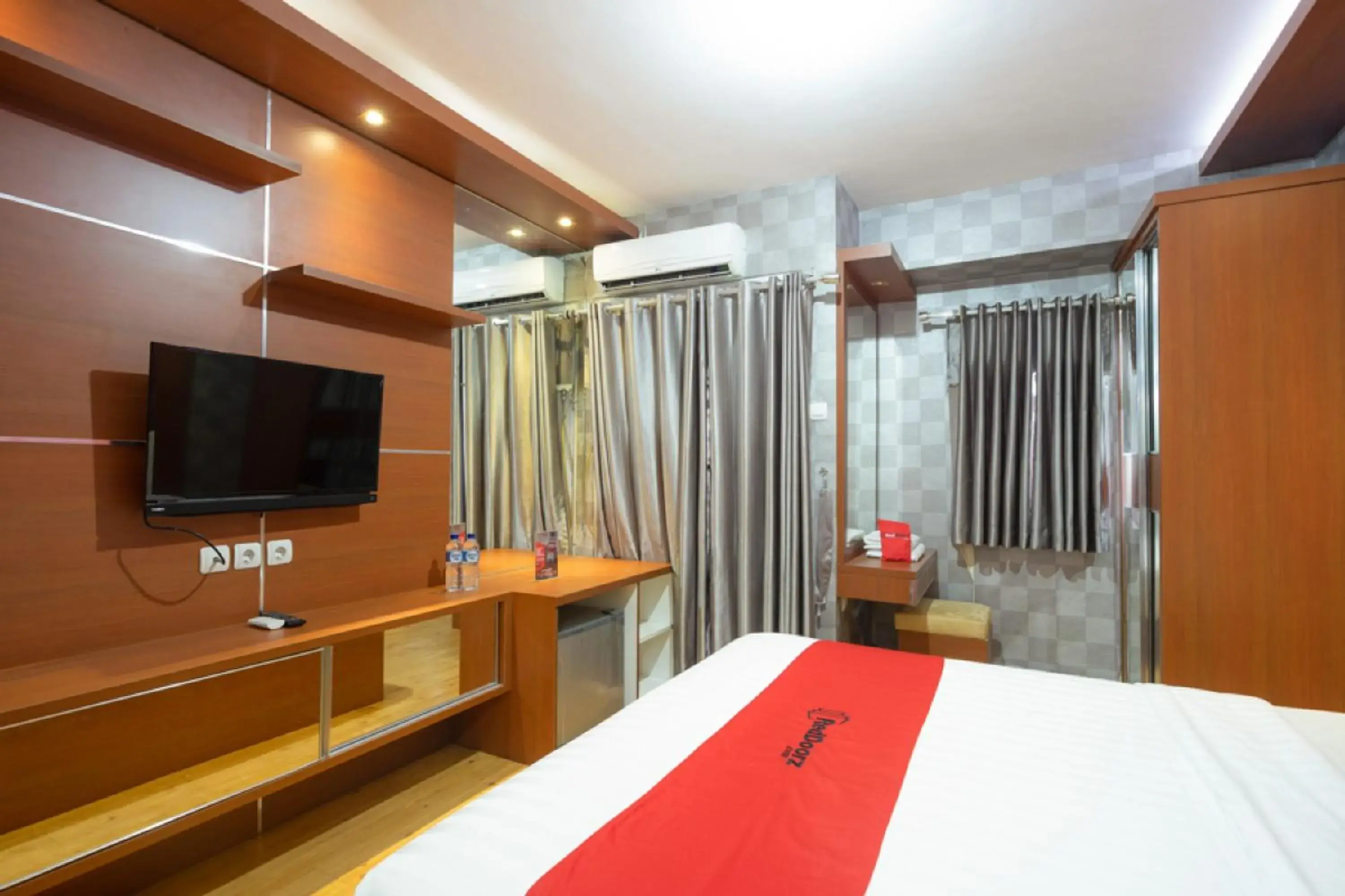 Bedroom, Bed in RedDoorz Apartment at Bogor Valley Bedroom, Bed in RedDoorz Apartment at Bogor Valley