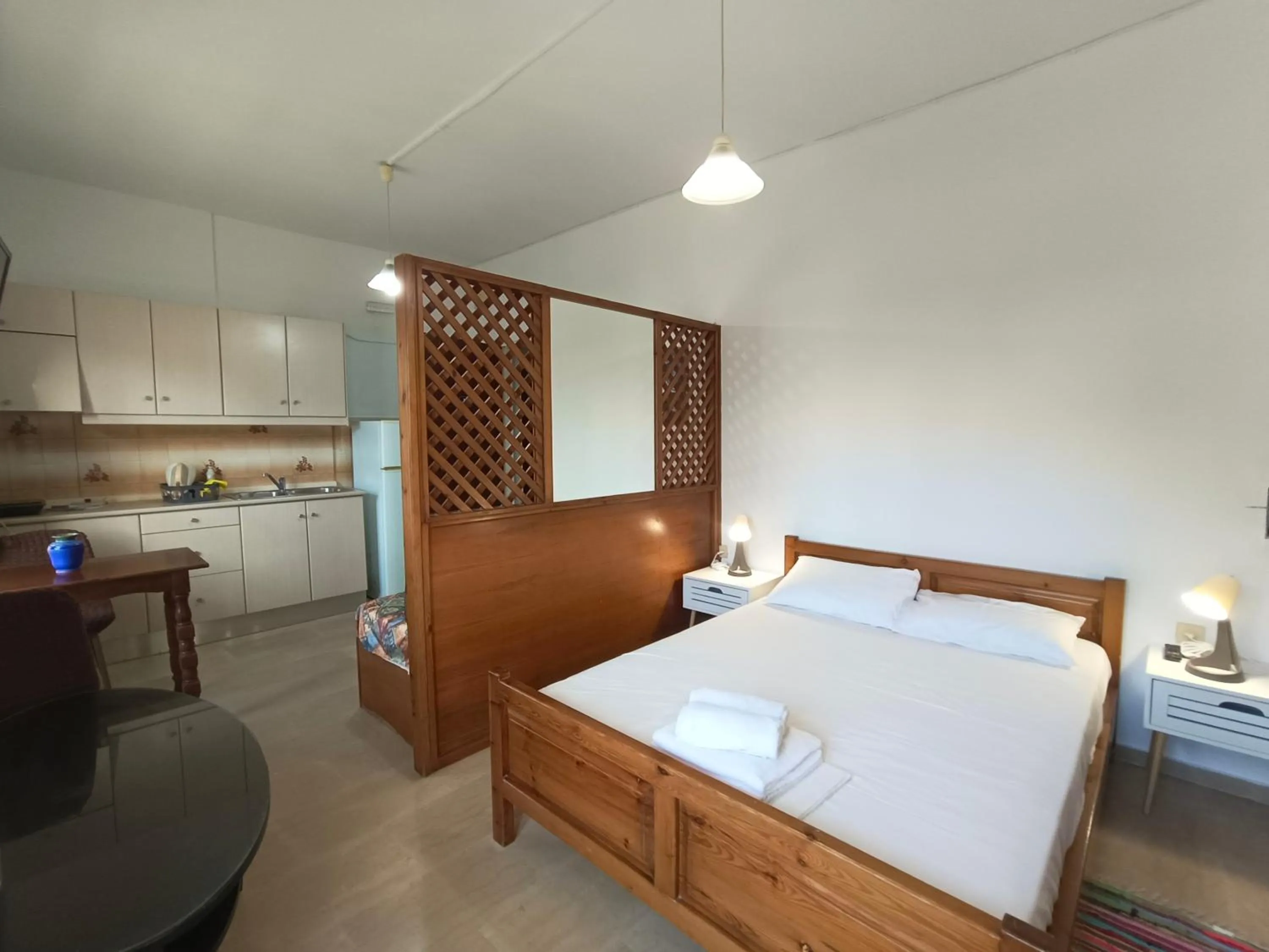 Living room, Bed in Albatross Apartments