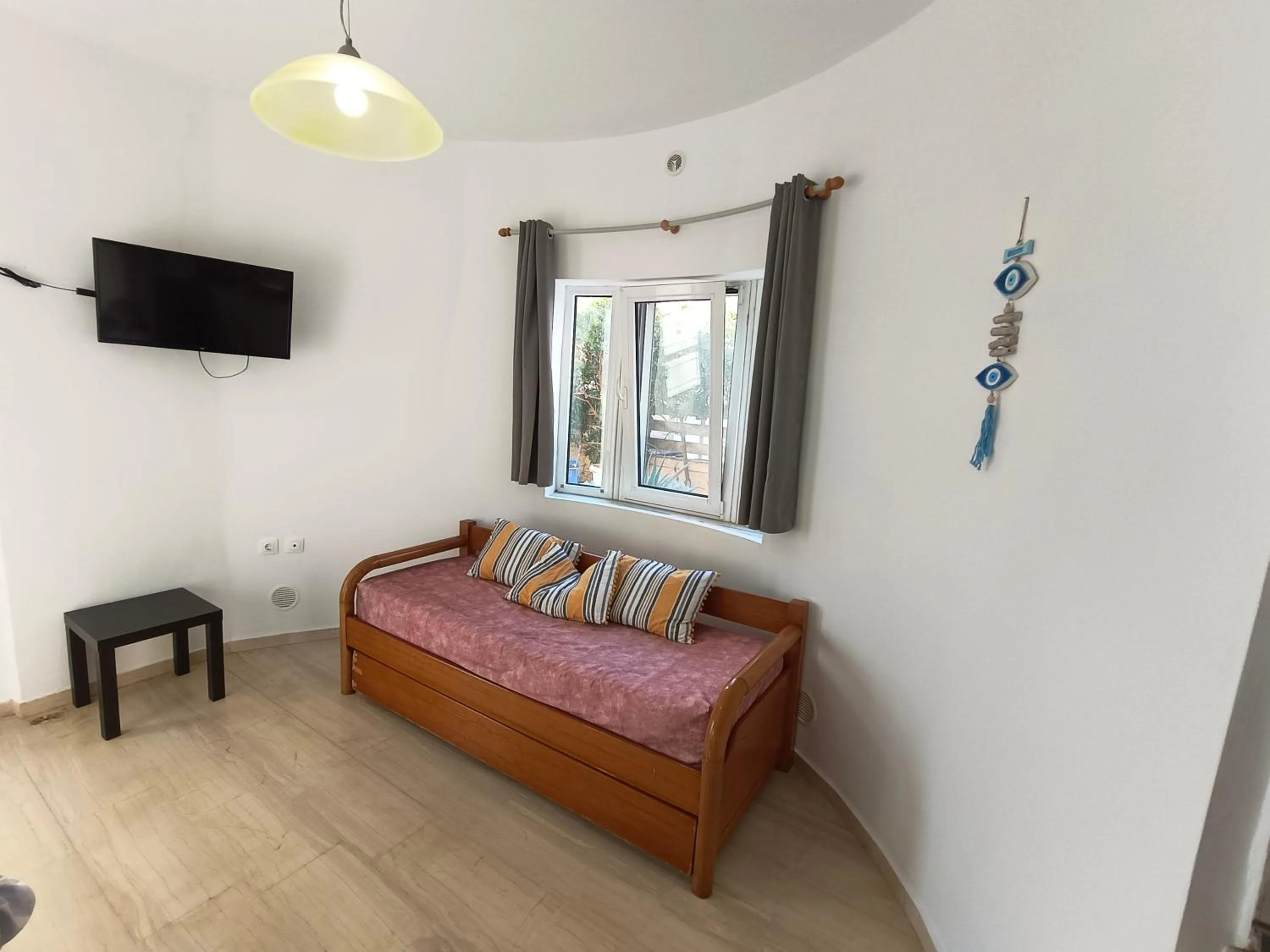 Living room, Bed in Albatross Apartments