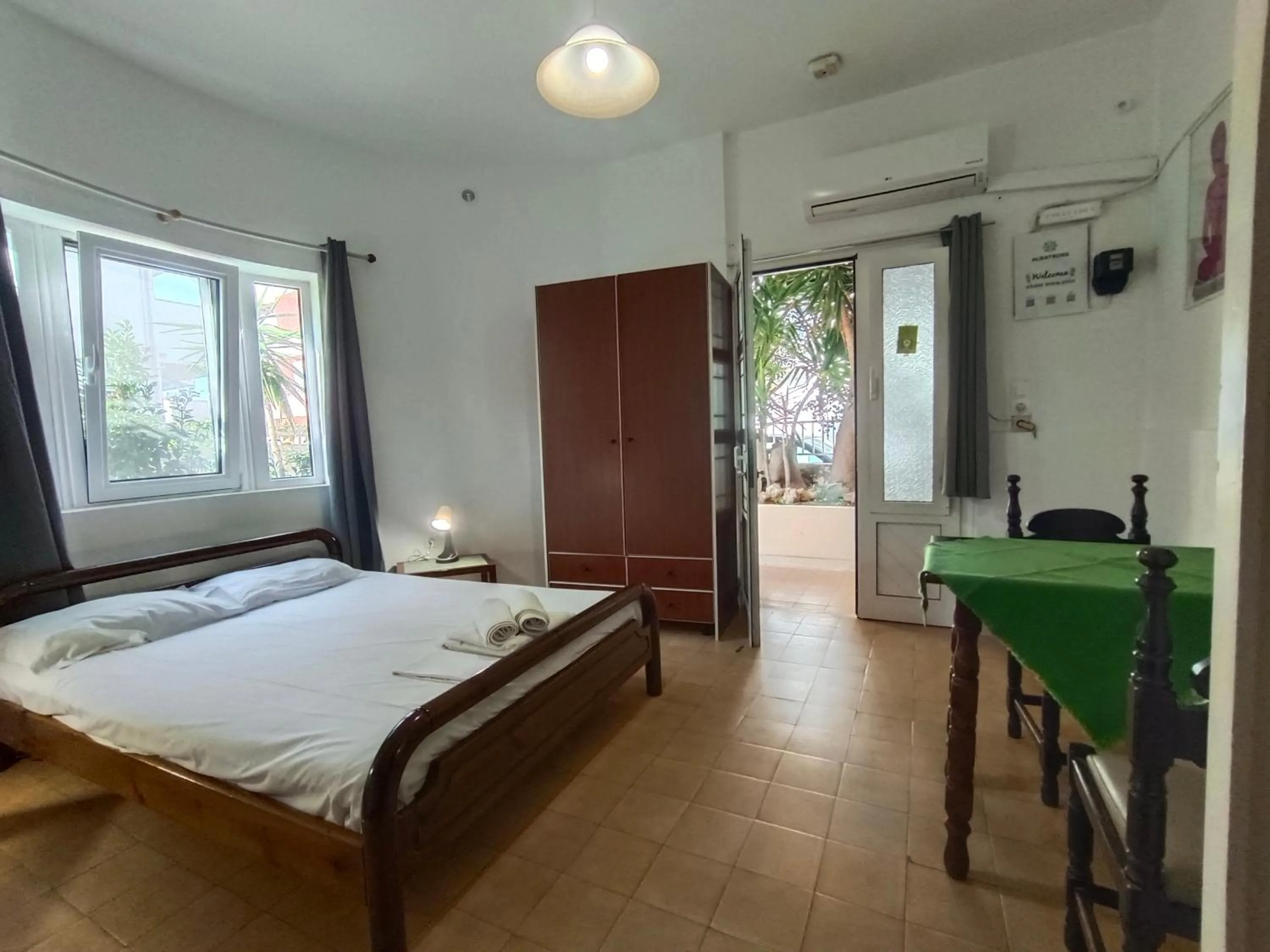 Bedroom, Bed in Albatross Apartments