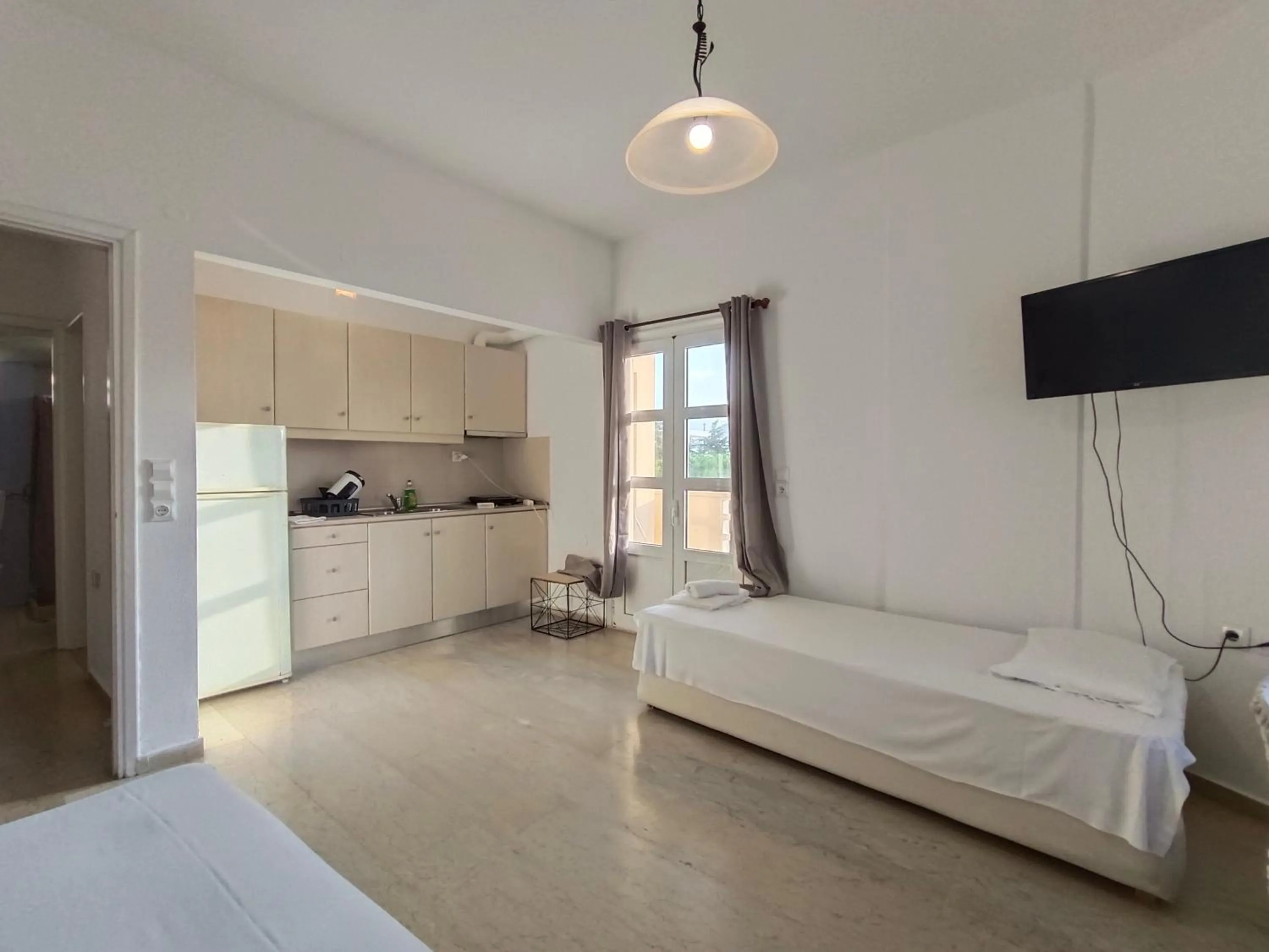 kitchen, Bed in Albatross Apartments