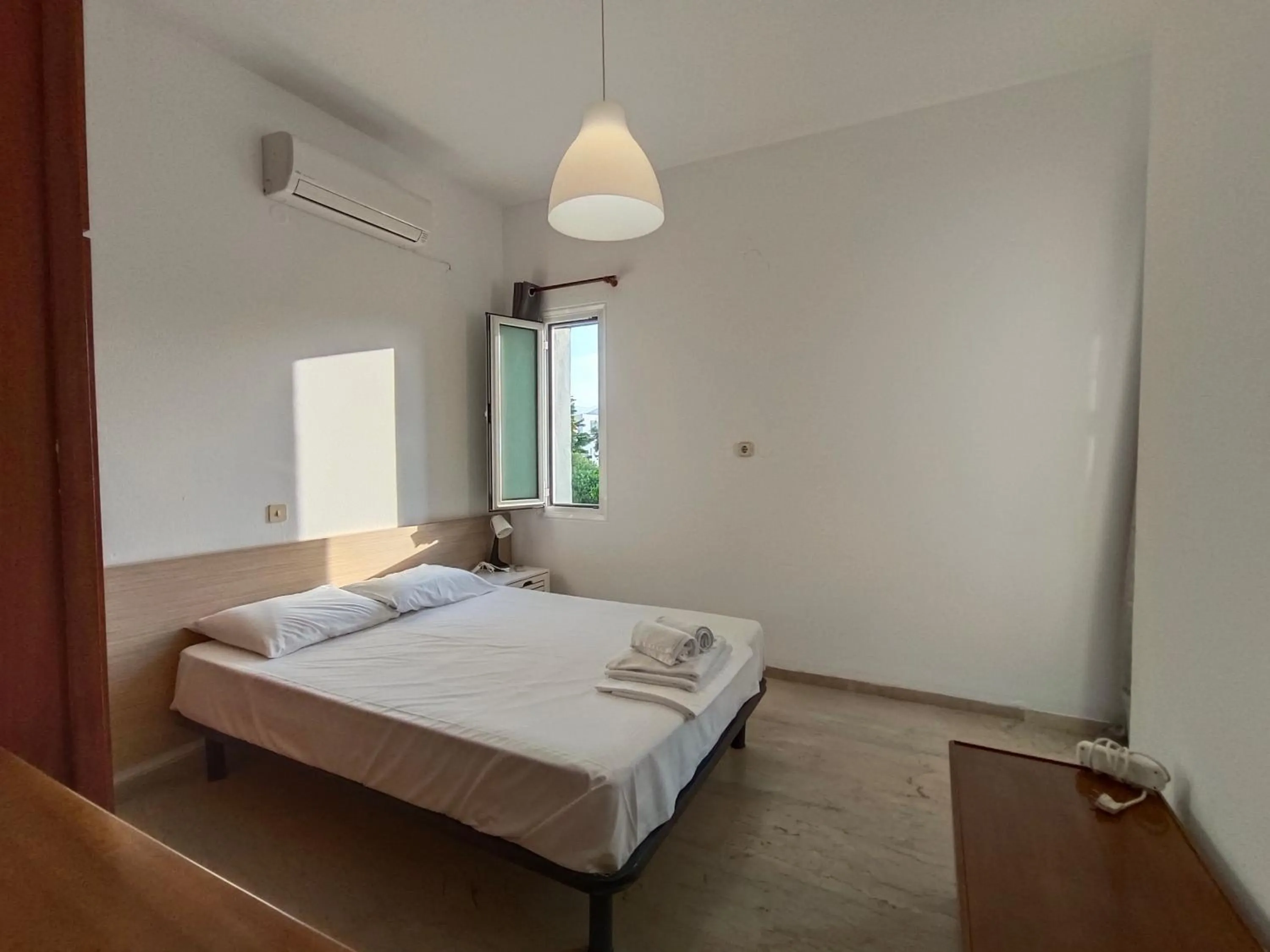 Bedroom, Bed in Albatross Apartments