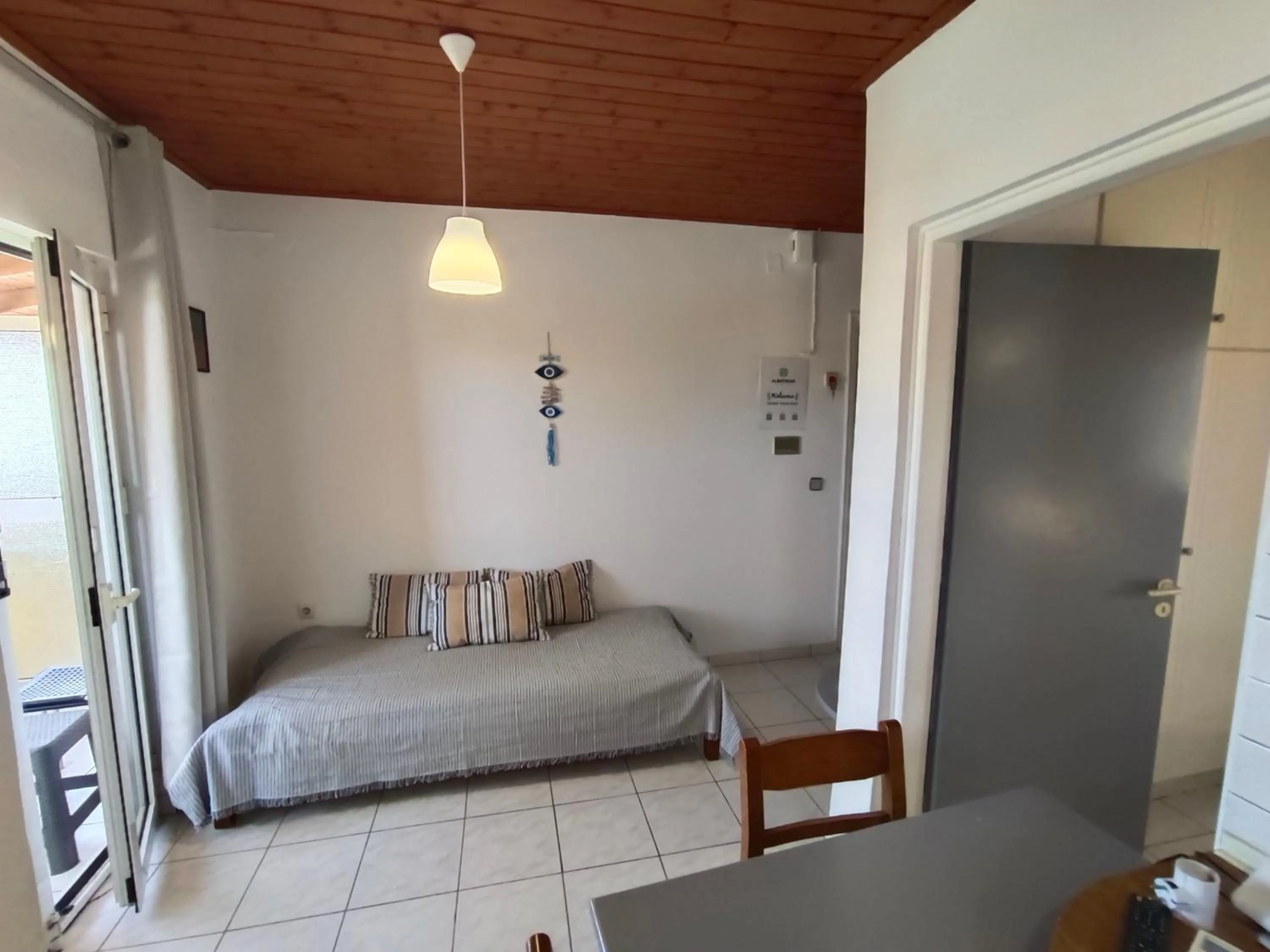 Living room, Bed in Albatross Apartments