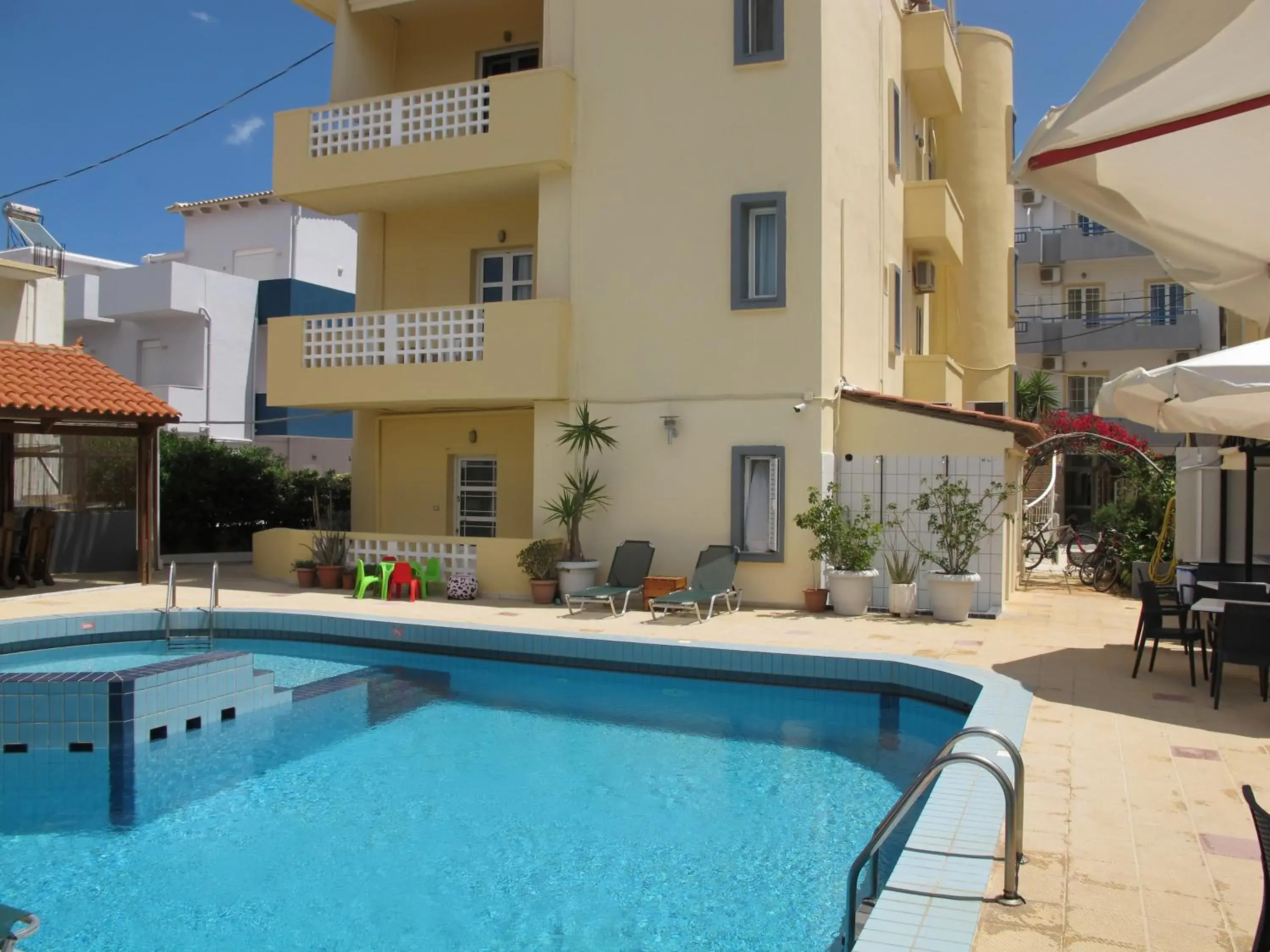 Property building in Albatross Apartments Property building in Albatross Apartments