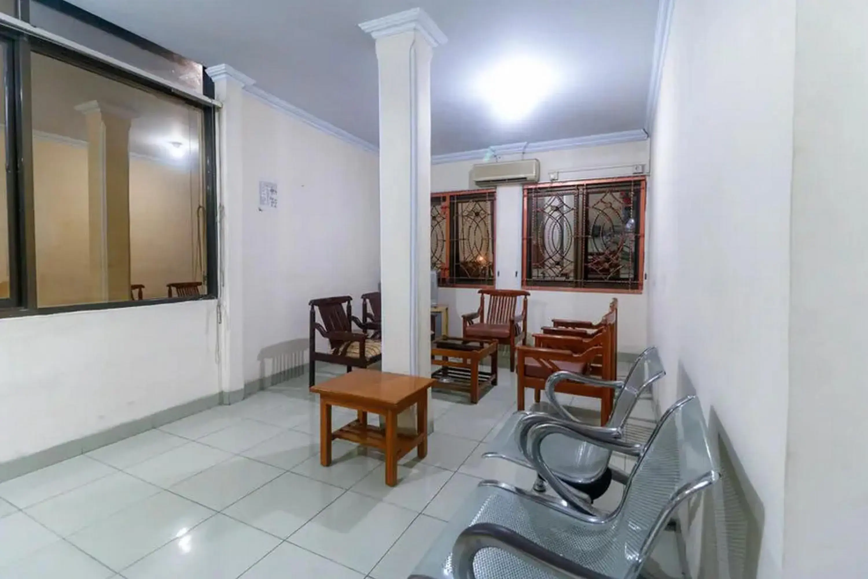 Living room in RedDoorz Plus near WTC Batanghari Mall Living room in RedDoorz Plus near WTC Batanghari Mall