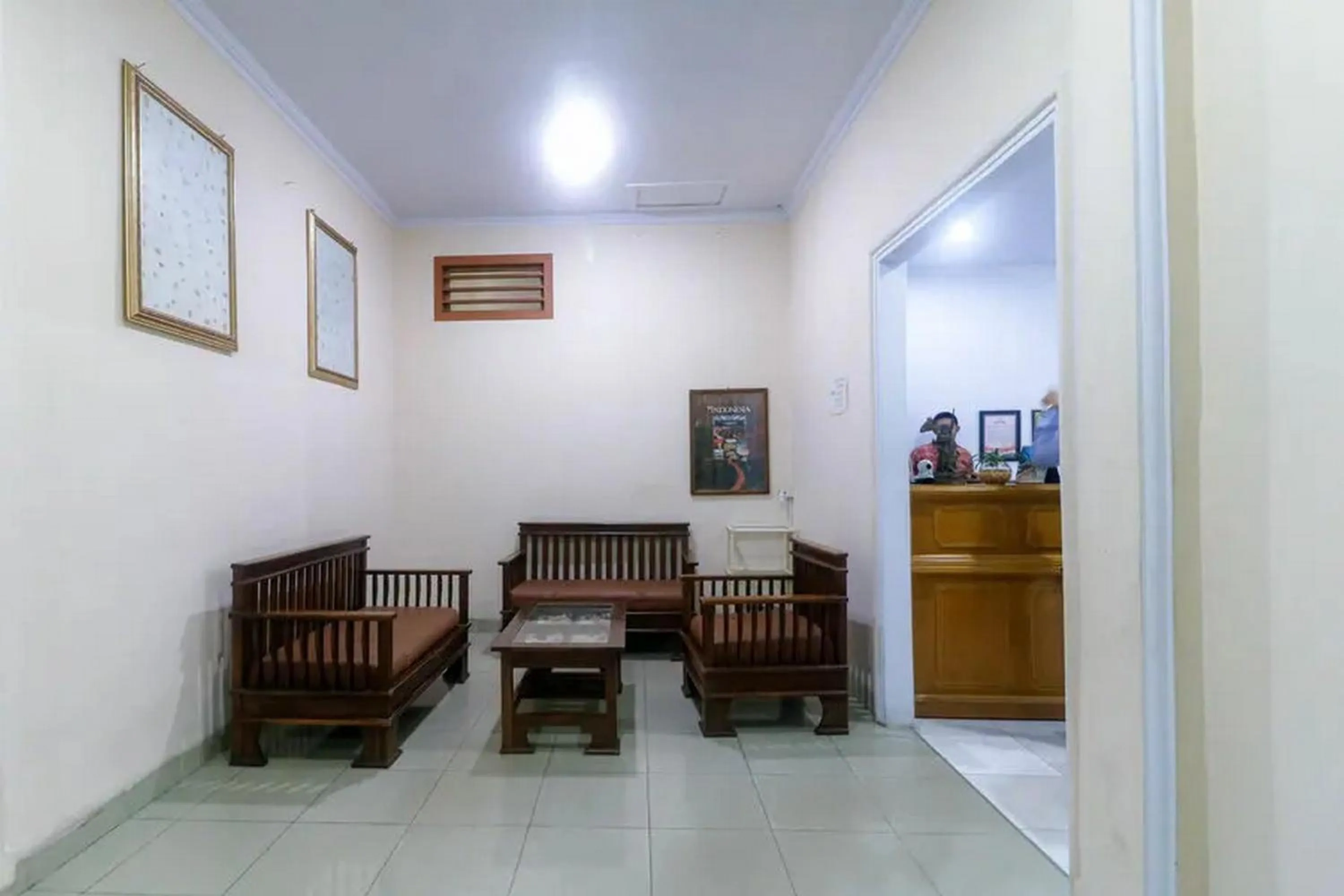 Living room in RedDoorz Plus near WTC Batanghari Mall