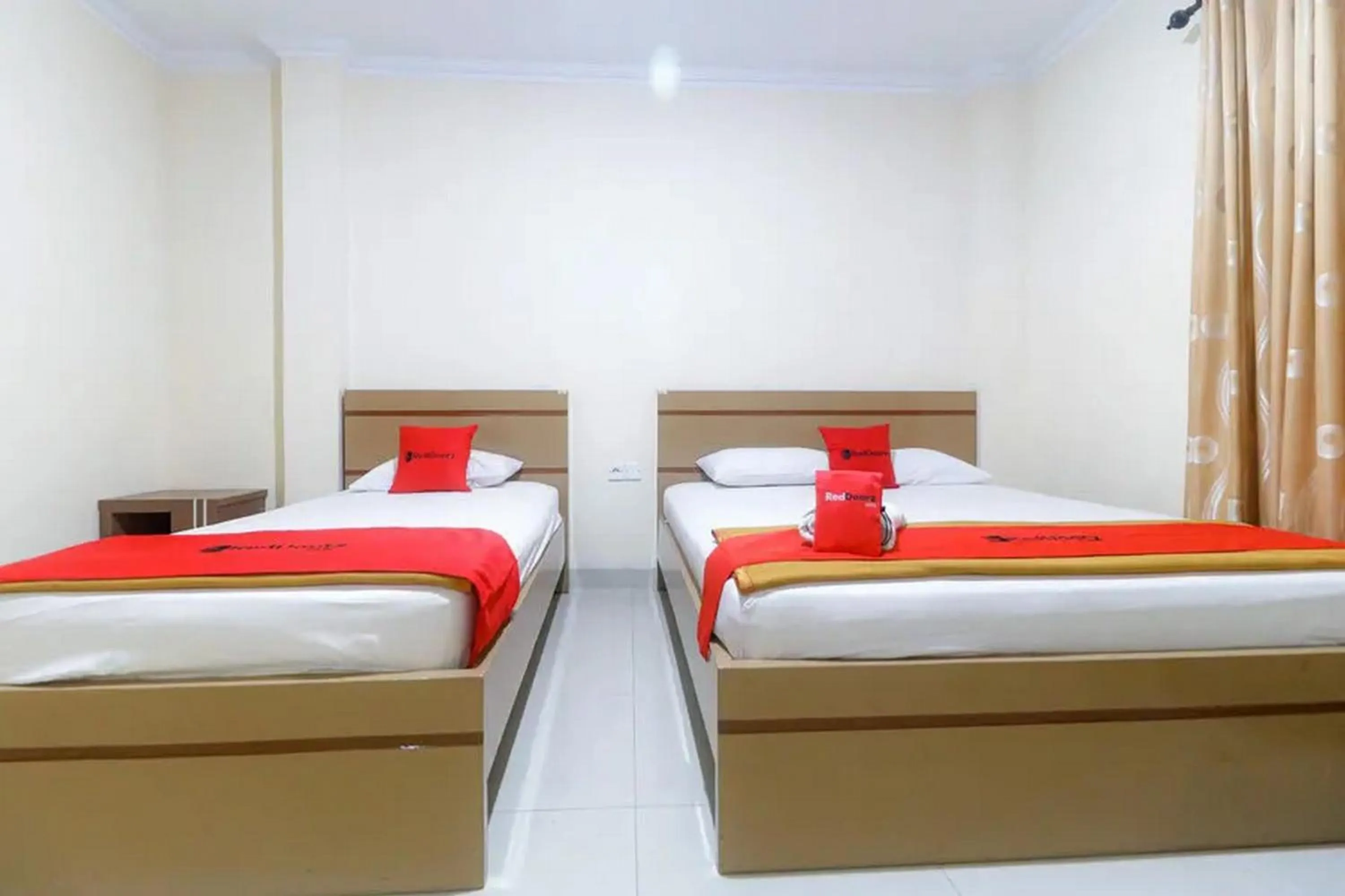Bedroom, Bed in RedDoorz Plus near WTC Batanghari Mall
