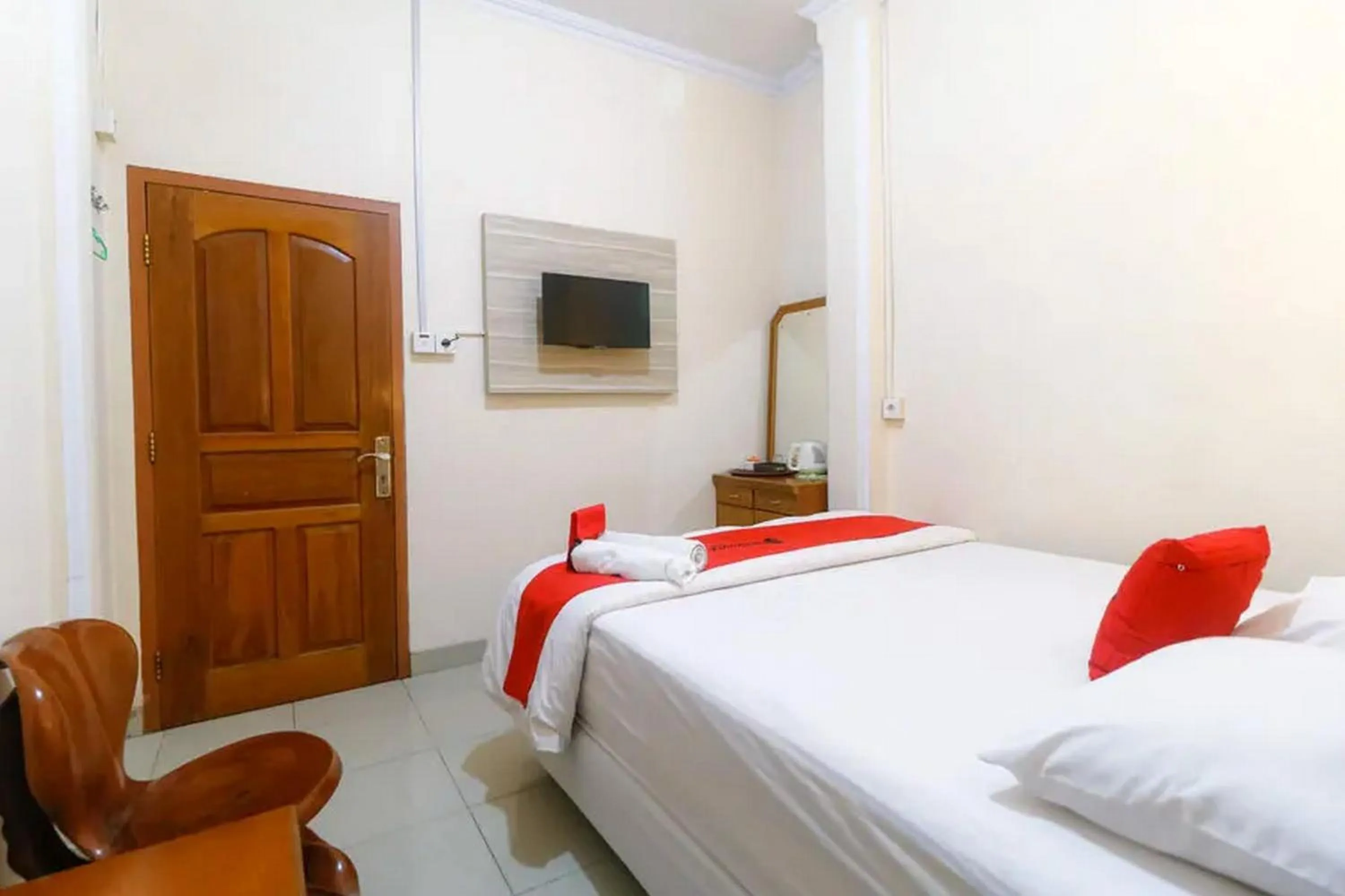 Bedroom, Bed in RedDoorz Plus near WTC Batanghari Mall