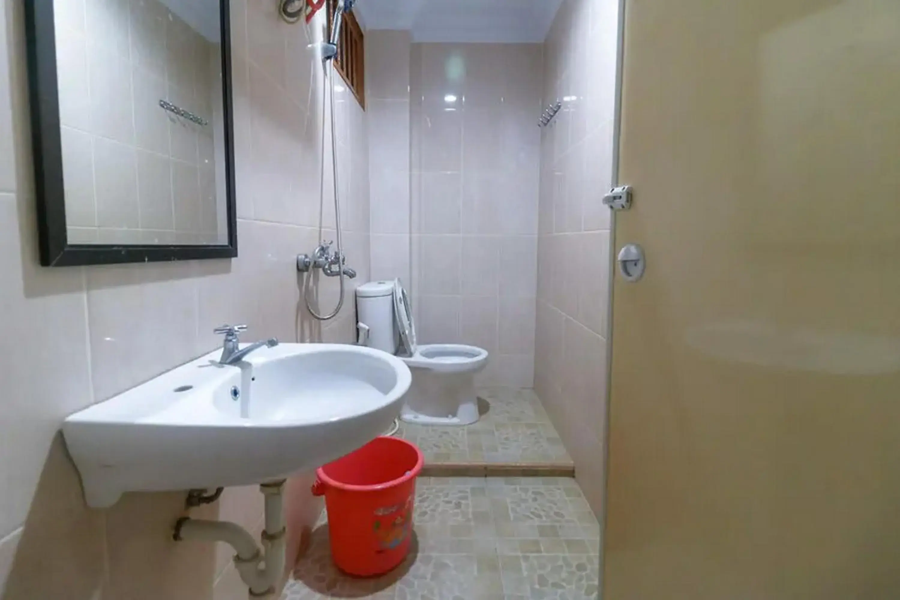 Twin Room in RedDoorz Plus near WTC Batanghari Mall Twin Room in RedDoorz Plus near WTC Batanghari Mall