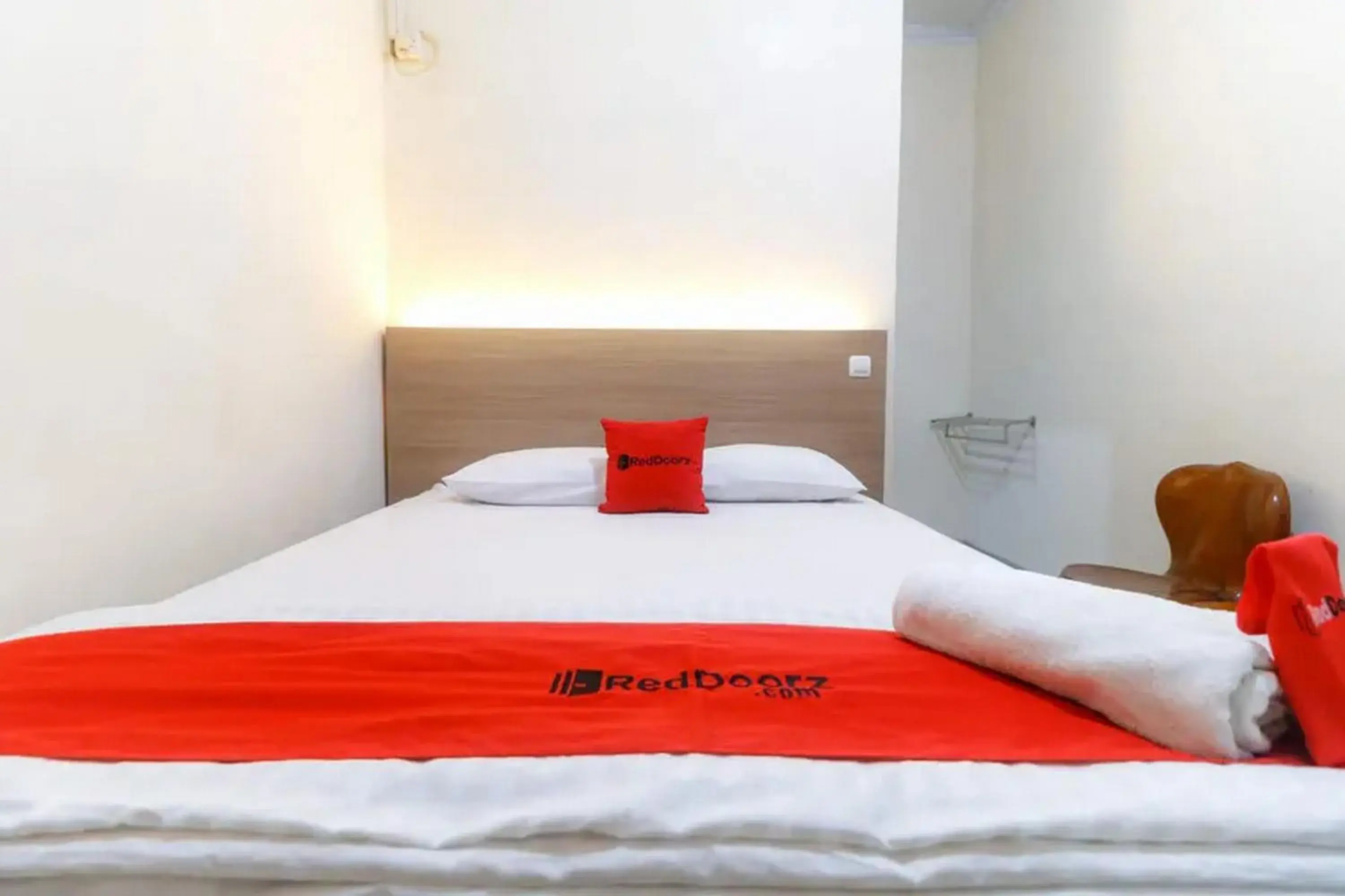 Bedroom, Bed in RedDoorz Plus near WTC Batanghari Mall Bedroom, Bed in RedDoorz Plus near WTC Batanghari Mall