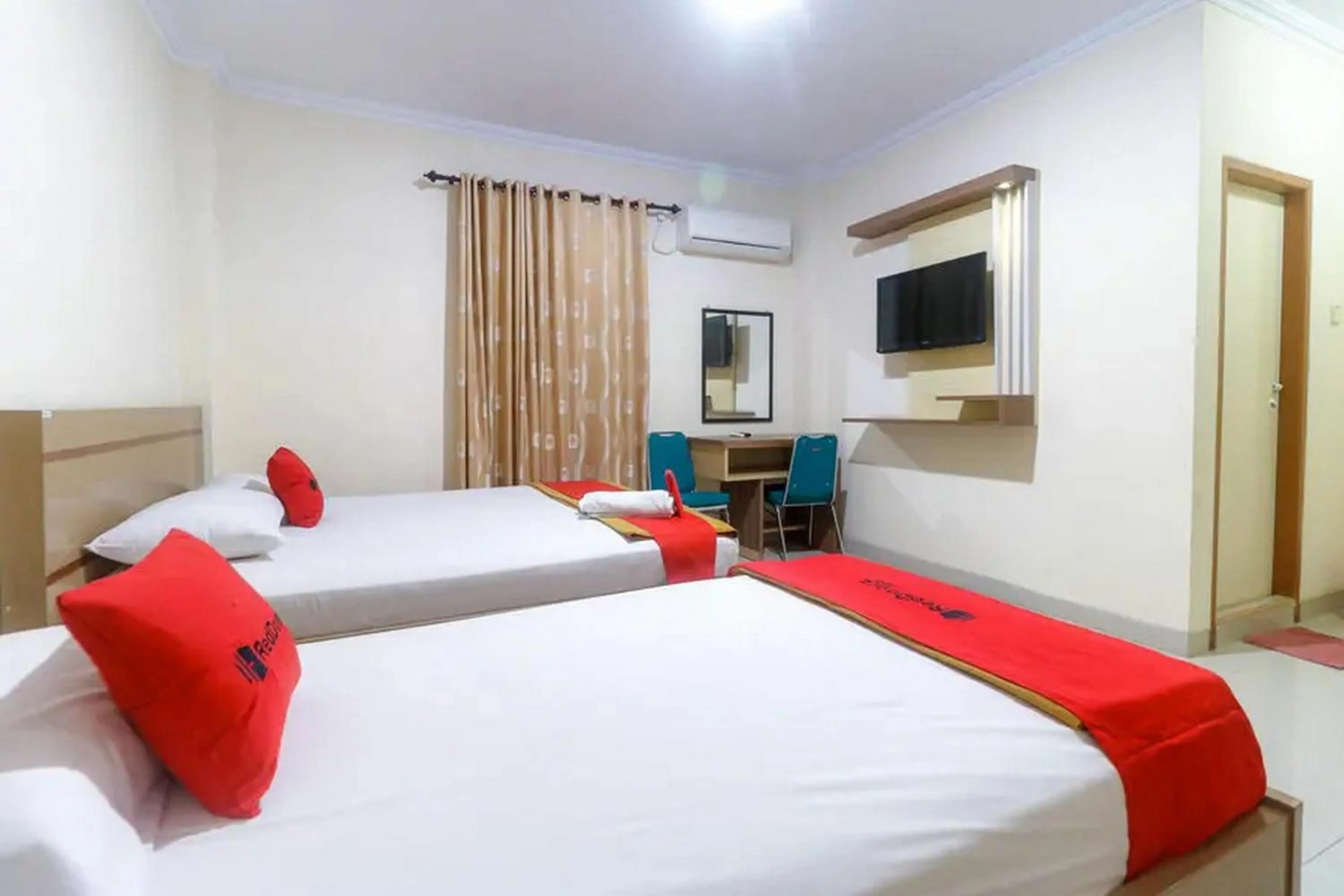 Bedroom, Bed in RedDoorz Plus near WTC Batanghari Mall
