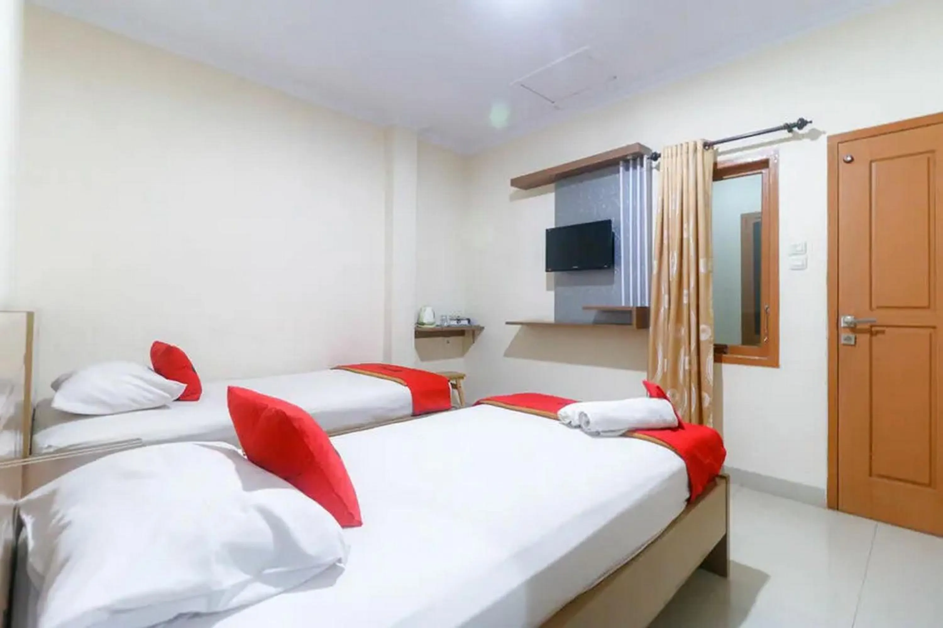 Bedroom, Bed in RedDoorz Plus near WTC Batanghari Mall