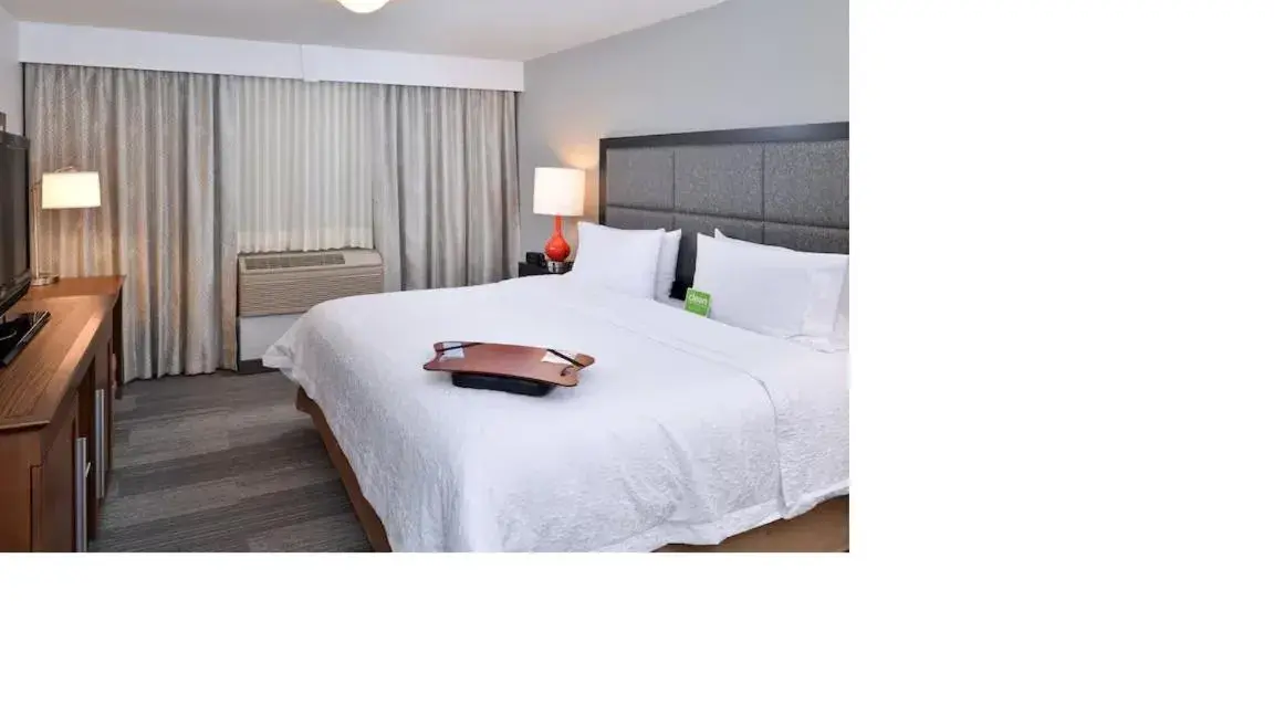Bed in Hampton Inn & Suites by Hilton Calgary University NW Bed in Hampton Inn & Suites by Hilton Calgary University NW