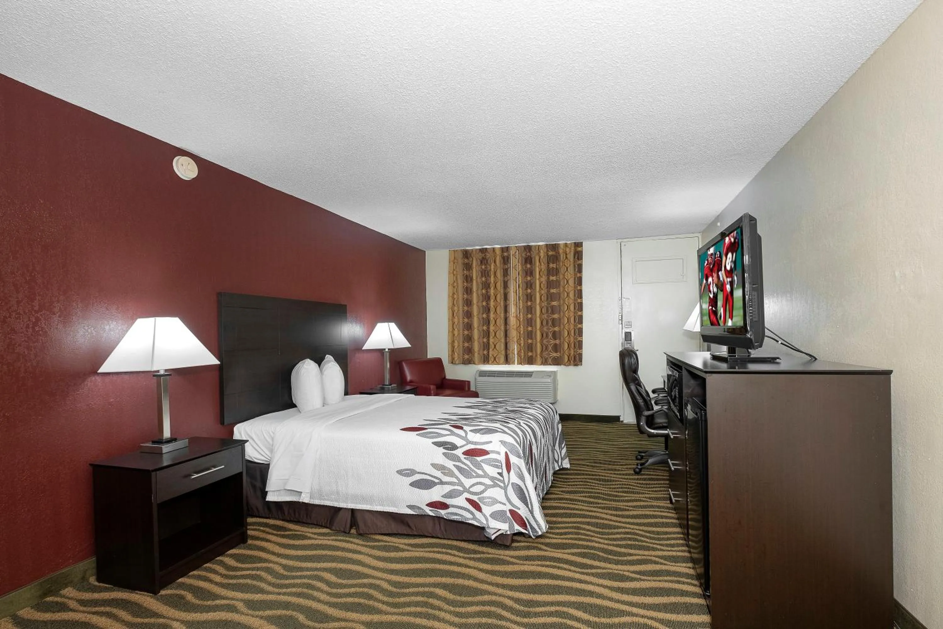 Photo of the whole room, Bed in Red Roof Inn Murray