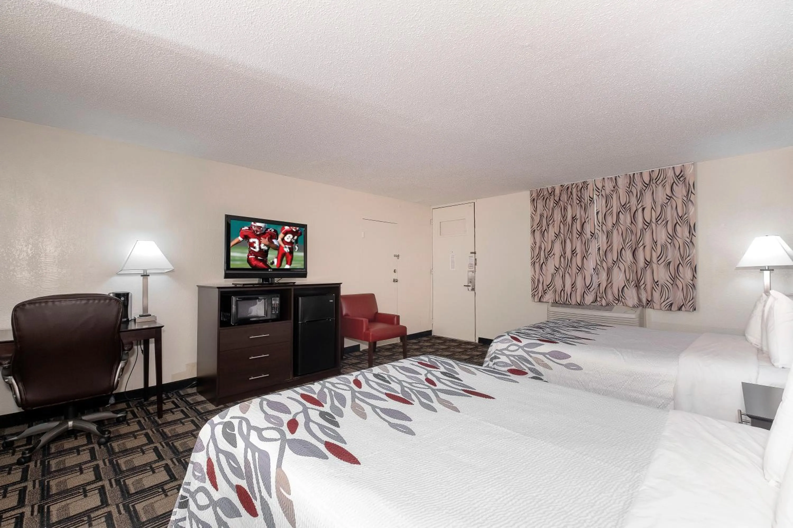 Photo of the whole room, Bed in Red Roof Inn Murray