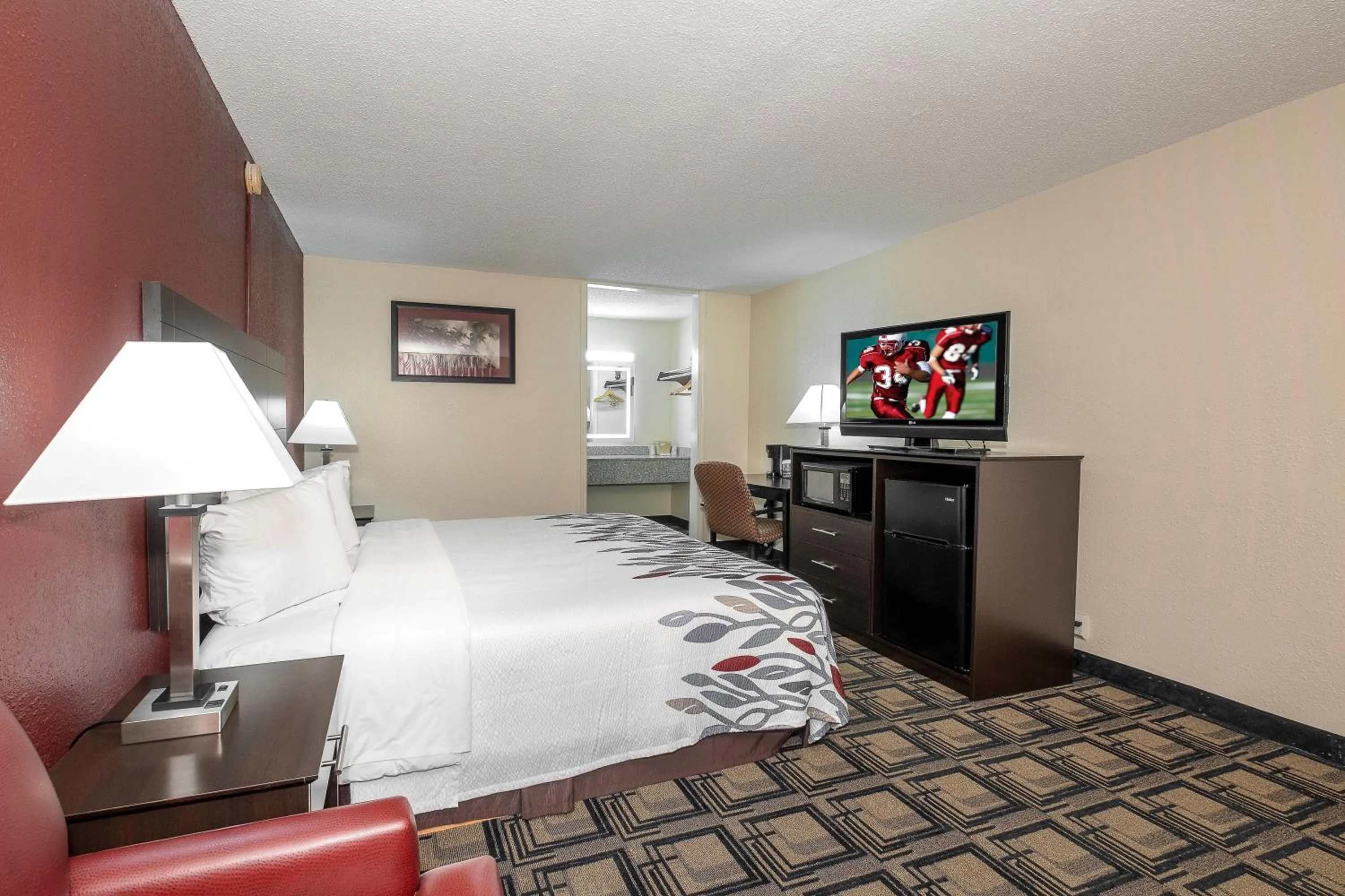 Photo of the whole room, Bed in Red Roof Inn Murray