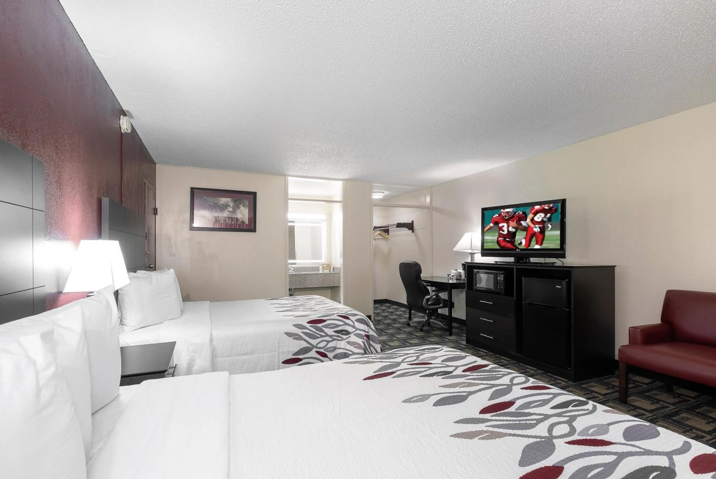 Photo of the whole room, Bed in Red Roof Inn Murray