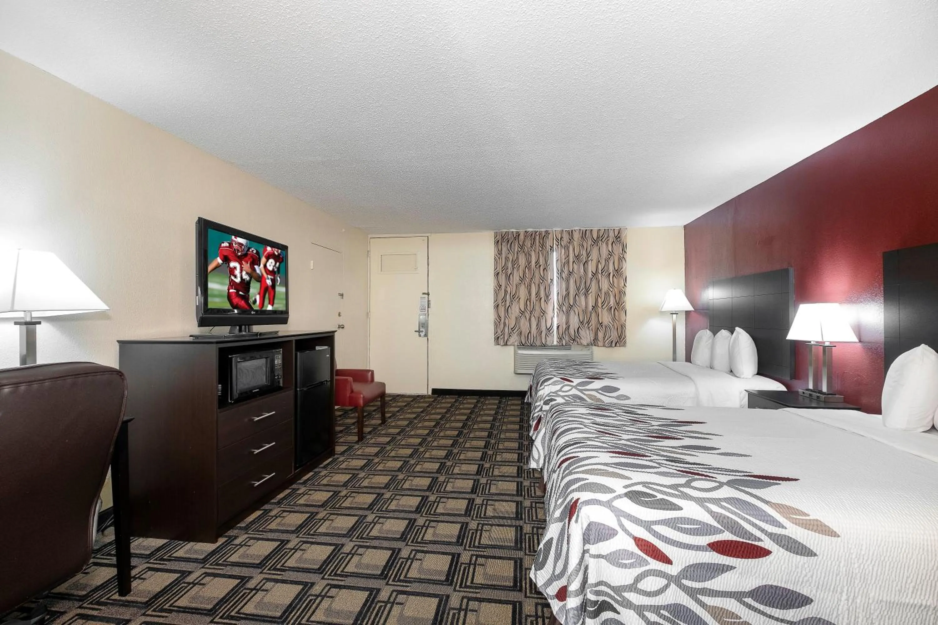 Photo of the whole room, Bed in Red Roof Inn Murray