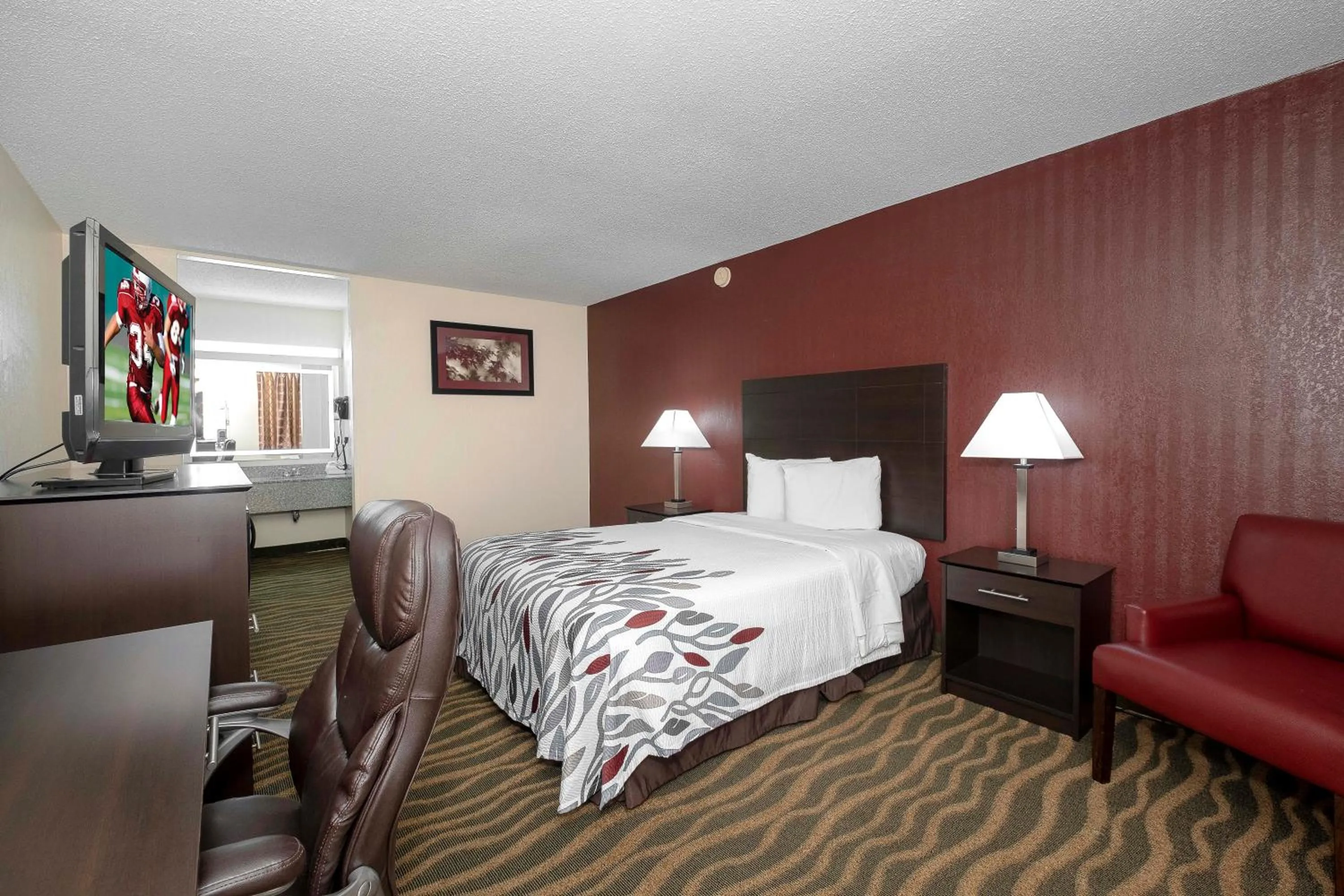Photo of the whole room, Bed in Red Roof Inn Murray