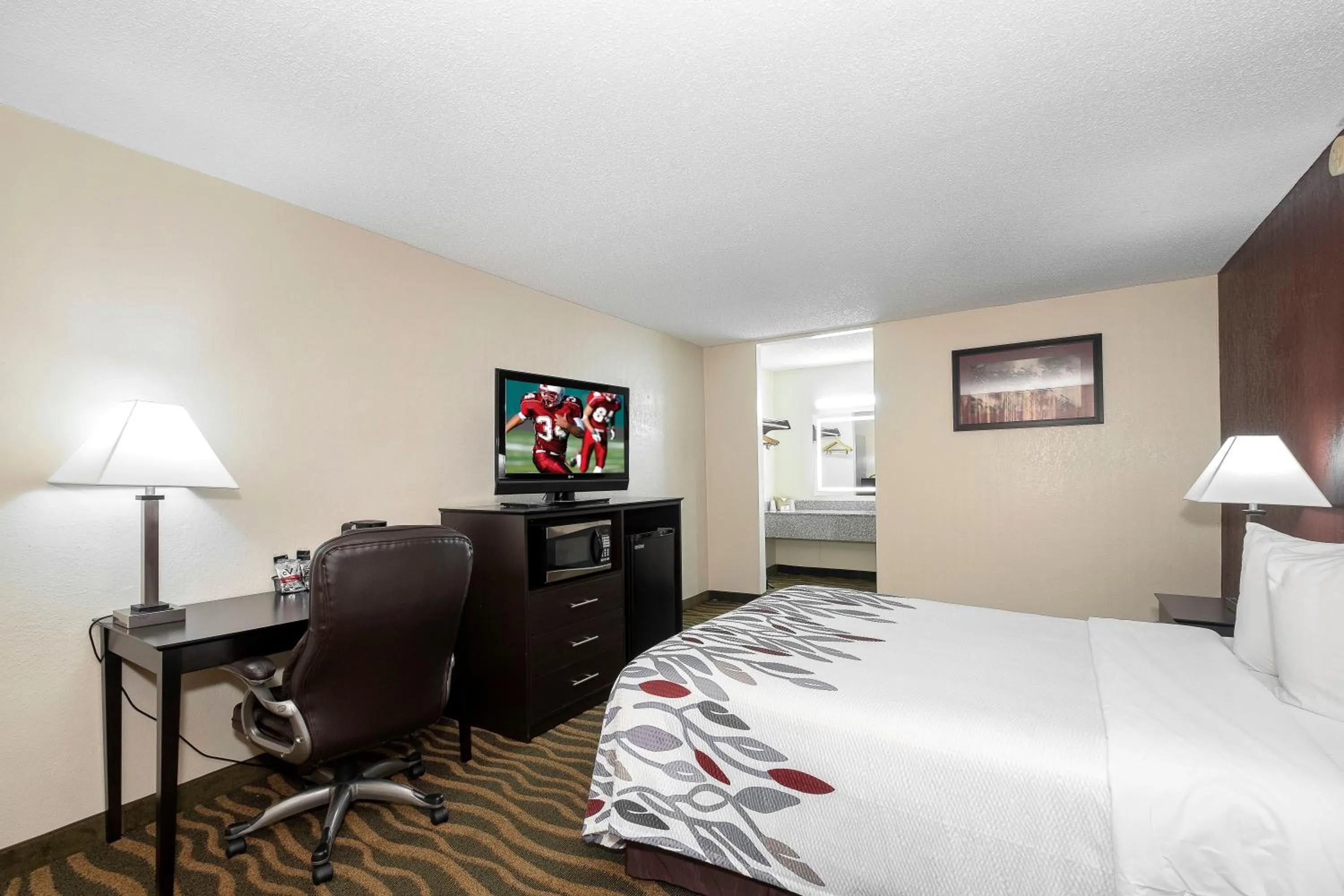 Photo of the whole room, Bed in Red Roof Inn Murray