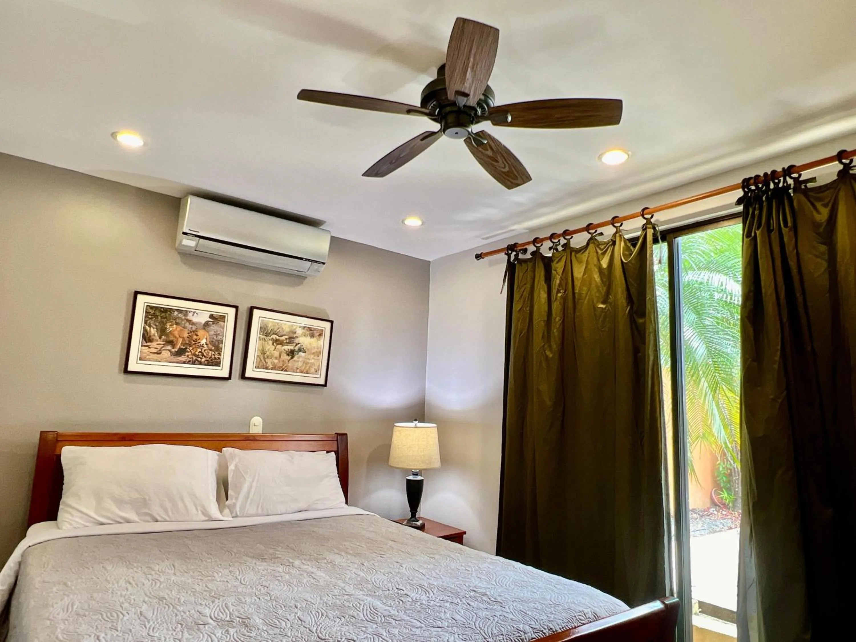 Guests, Bed in Monte Carlo Luxury Condominiums