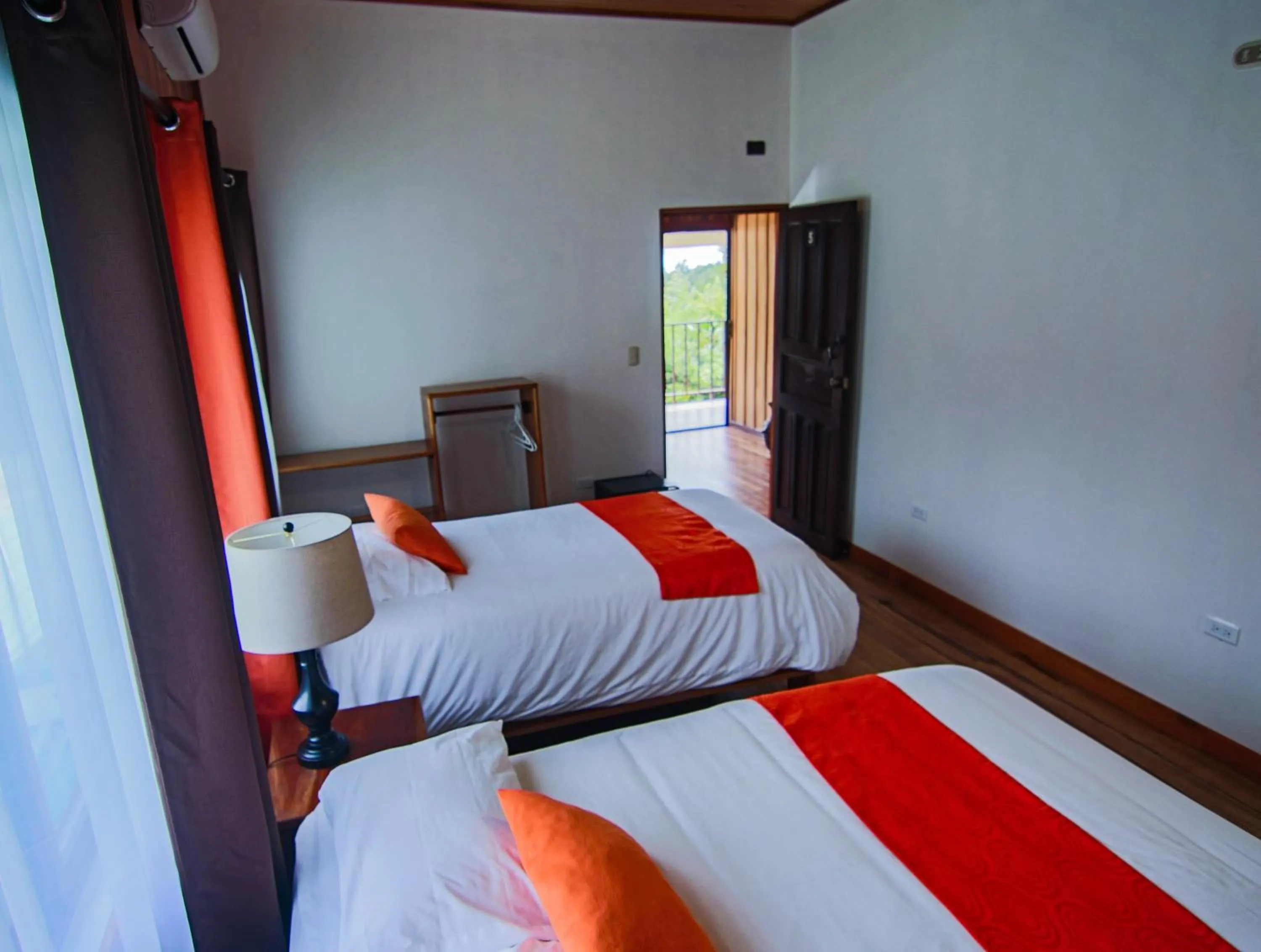 Photo of the whole room, Bed in Mar Inn Costa Rica